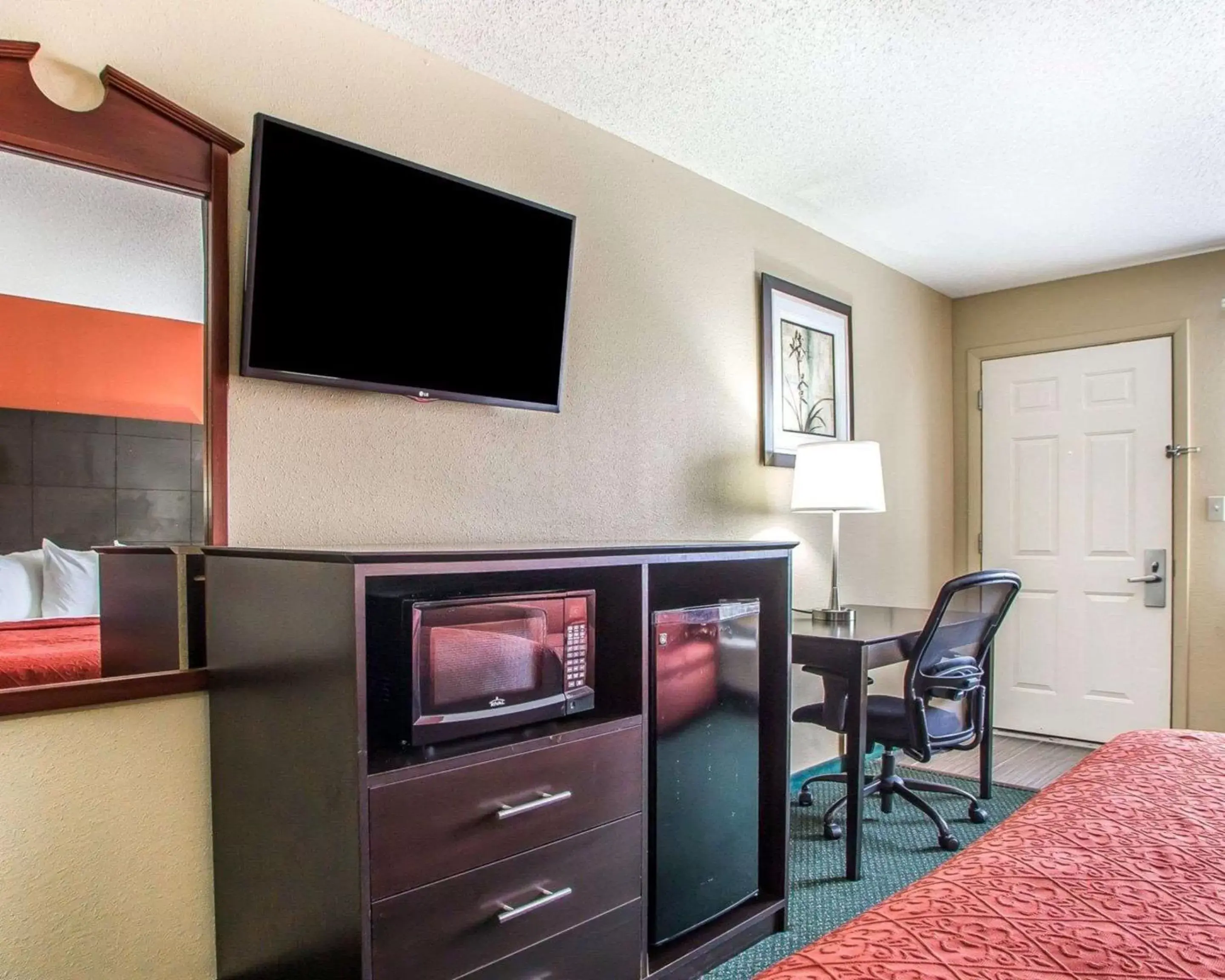 Photo of the whole room, TV/Entertainment Center in Quality Inn Morton at I-74