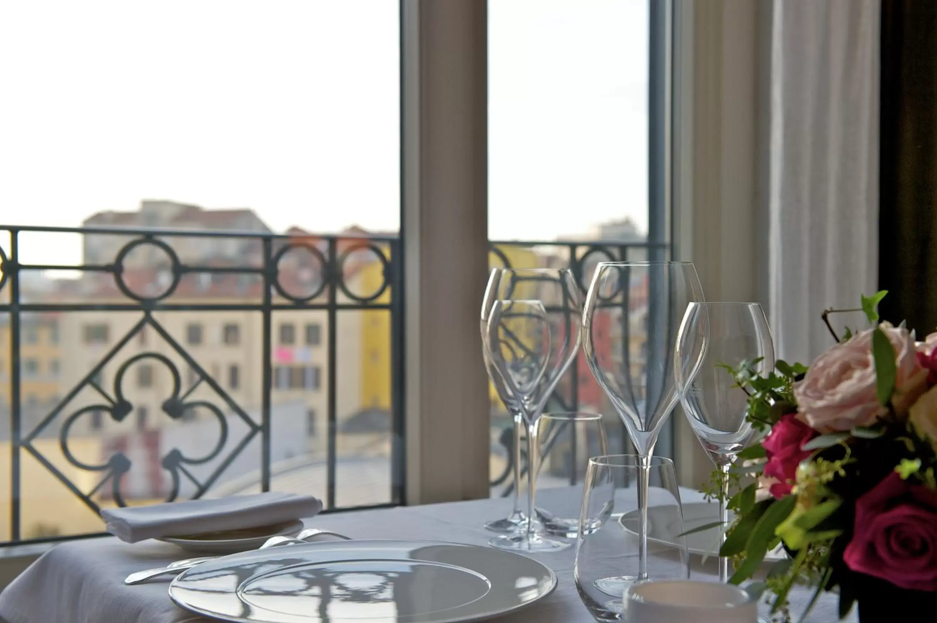 Restaurant/places to eat in Grand Visconti Palace