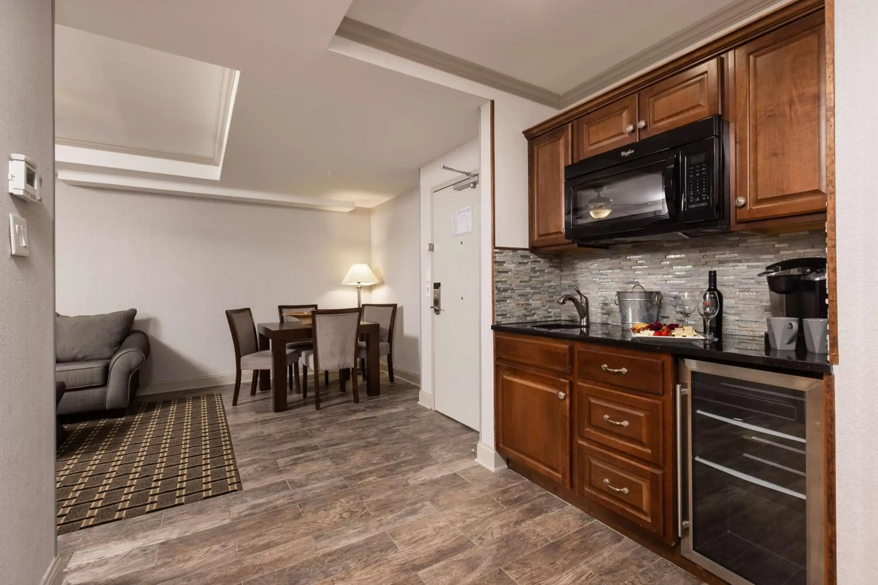 Living room, Kitchen/Kitchenette in Inn at the Colonnade Baltimore - A DoubleTree by Hilton Hotel