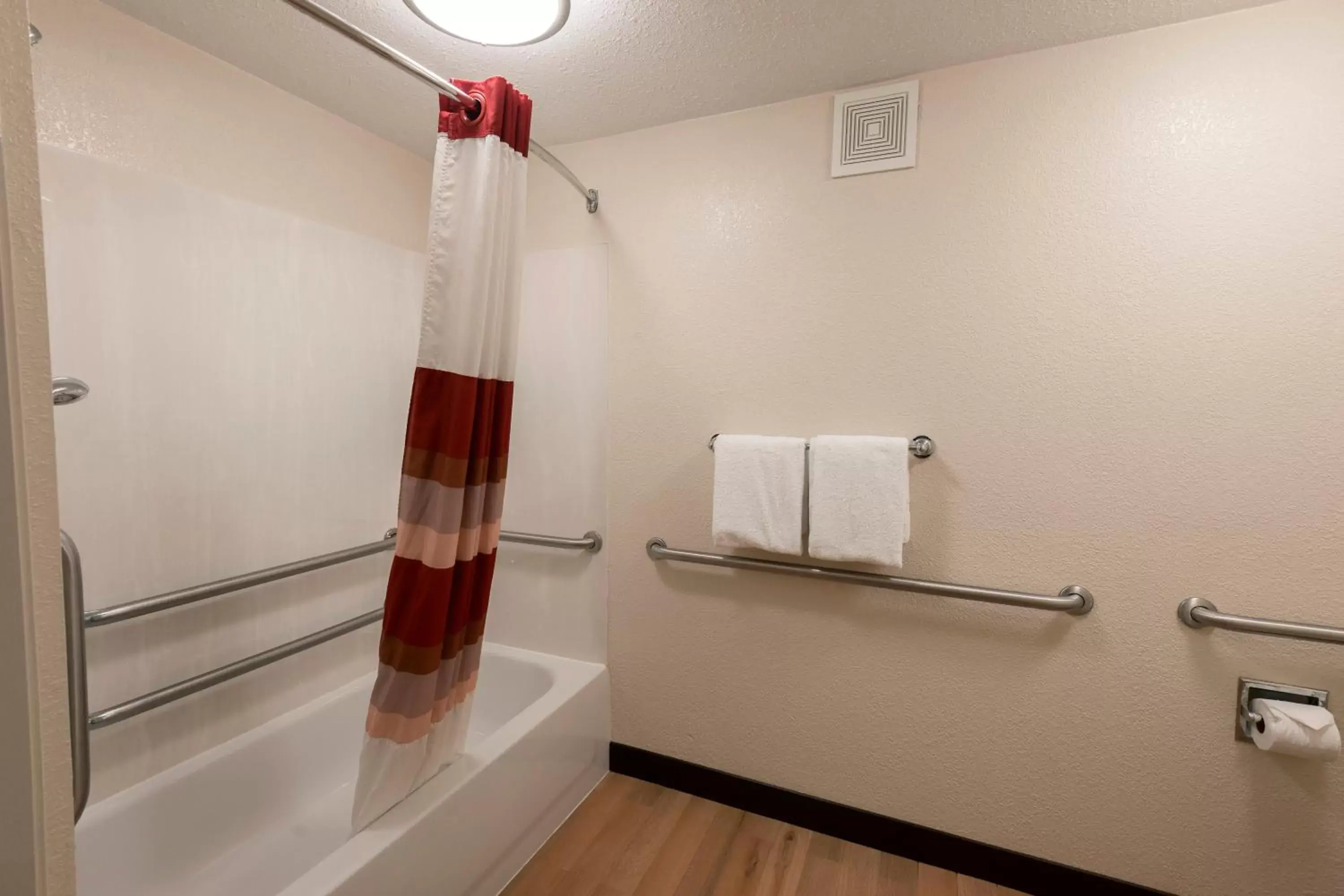 Bathroom in Red Roof Inn PLUS+ Chicago - Naperville