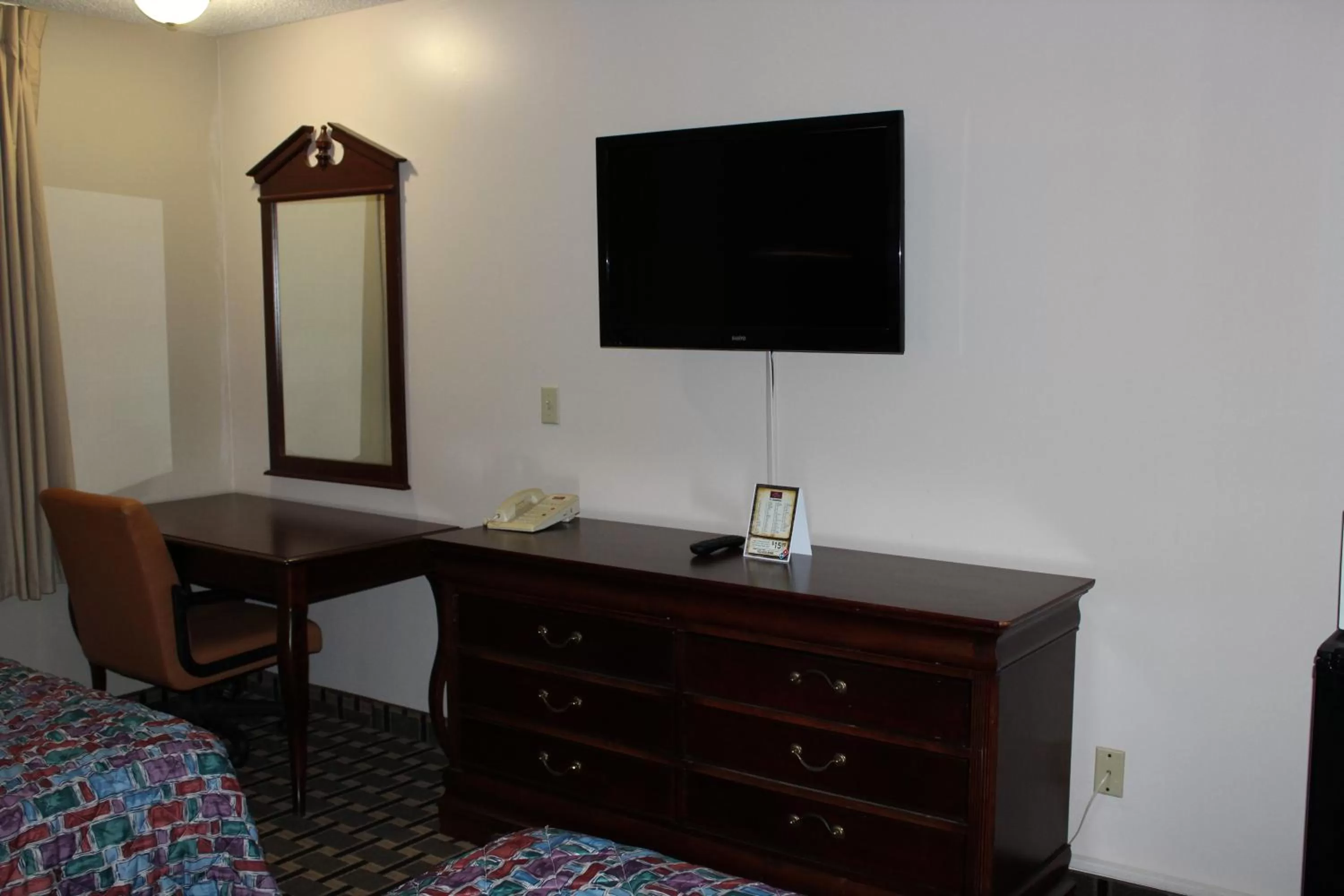 TV and multimedia, Bed in Coratel Inn and Suites Maple Grove