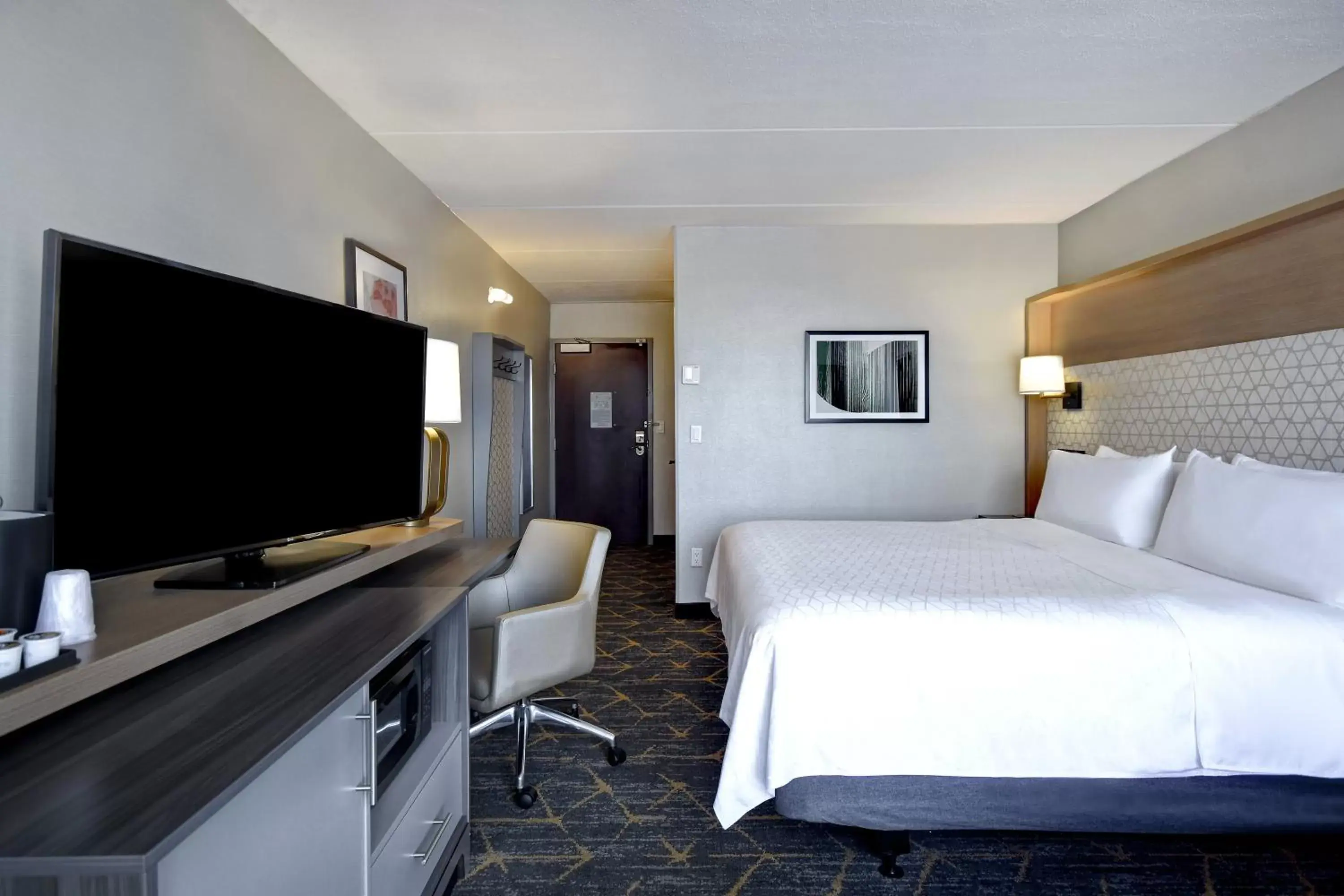 Photo of the whole room, Bed in Holiday Inn Philadelphia-Cherry Hill, an IHG Hotel