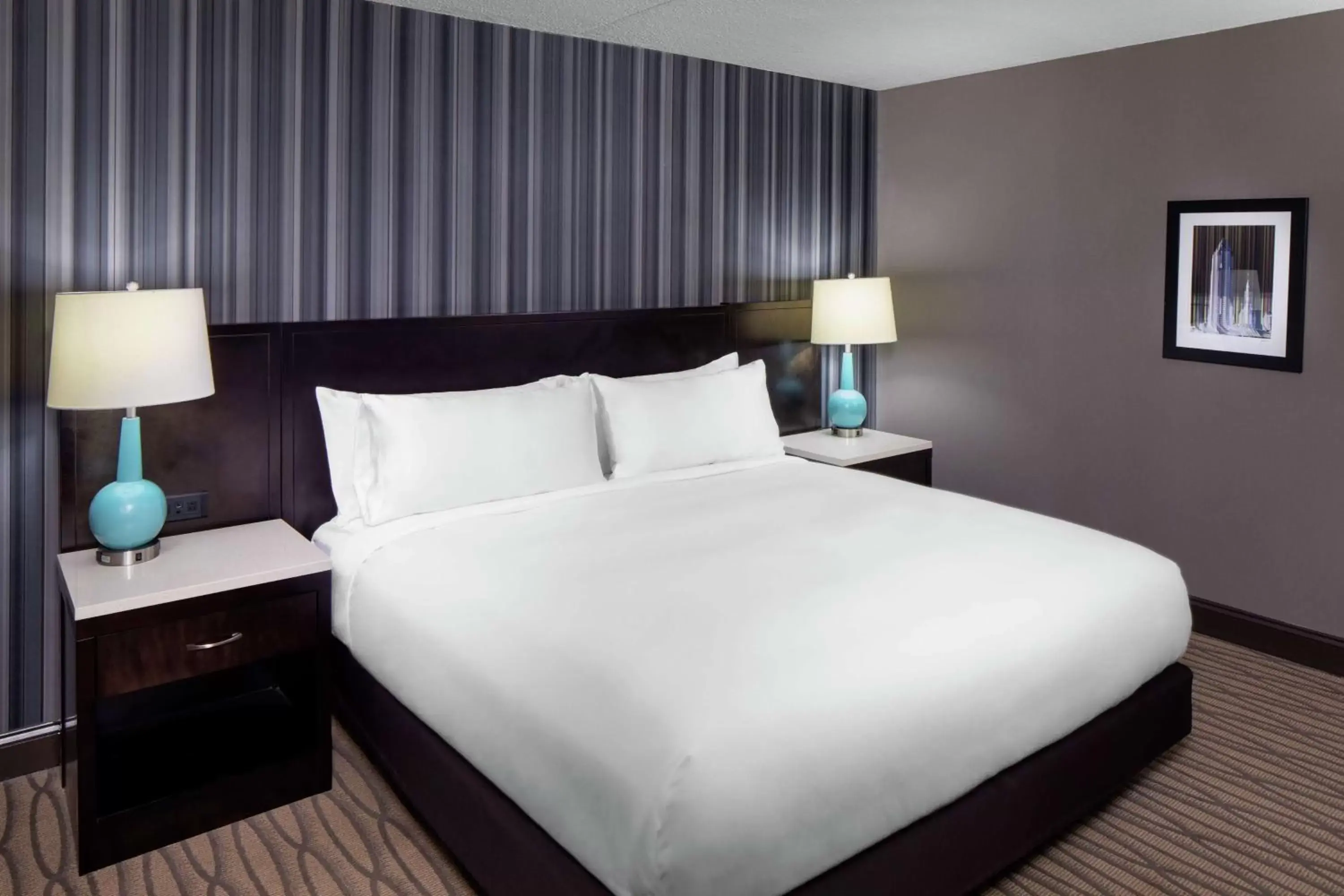 Bed in DoubleTree by Hilton Cleveland – Westlake