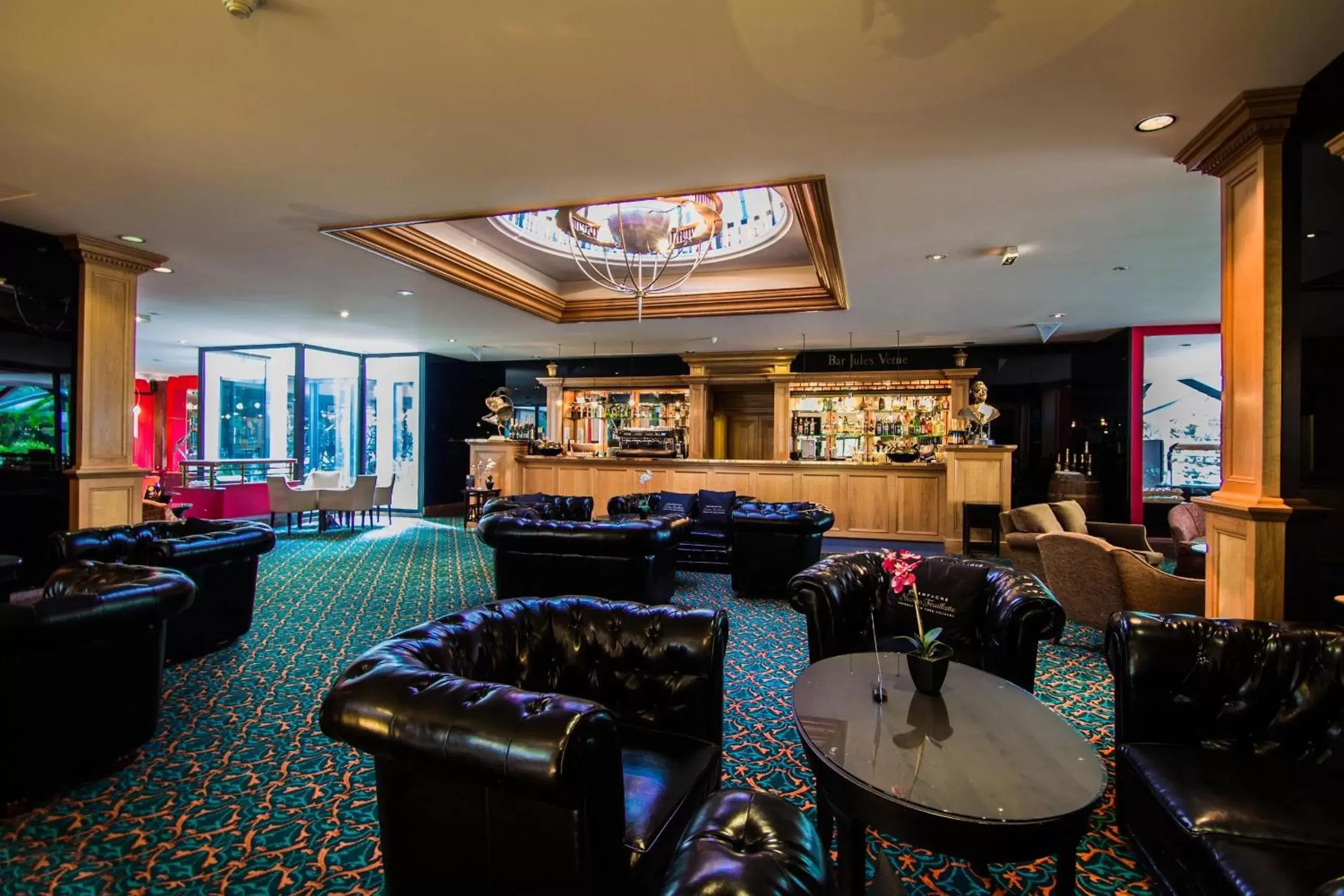 Lounge or bar, Restaurant/Places to Eat in Millennium Hotel Paris Charles De Gaulle