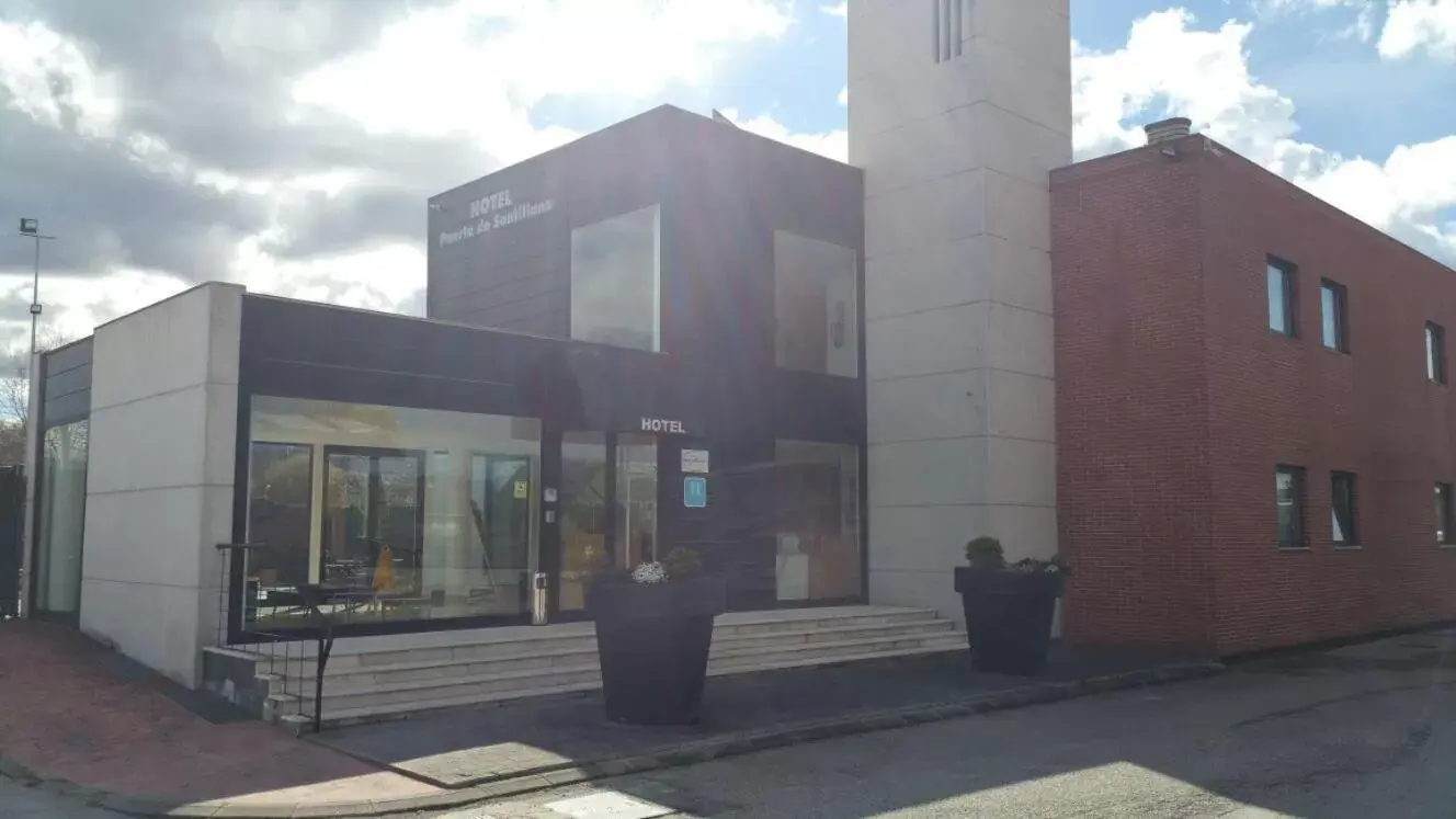 Facade/entrance, Property Building in Puerta de Santillana