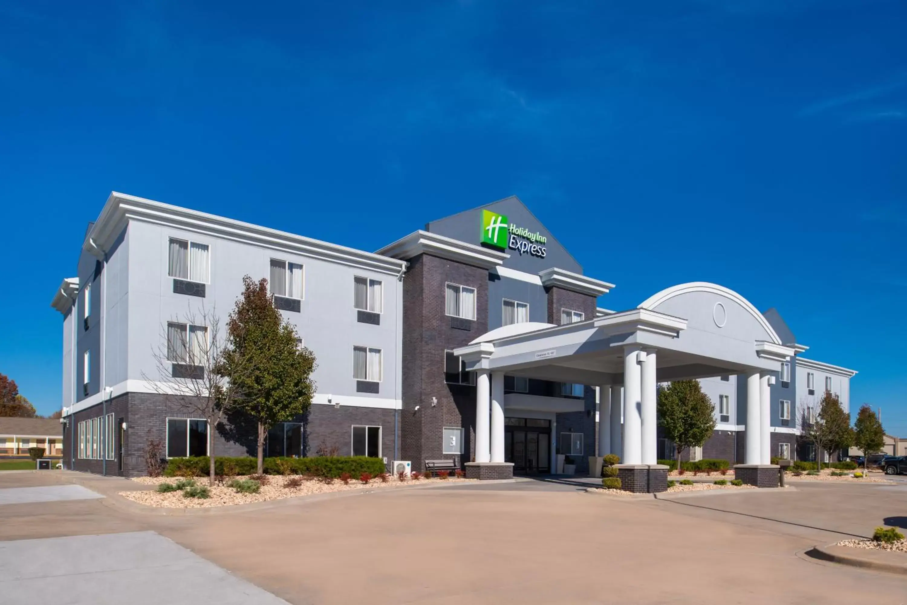 Property Building in Holiday Inn Express & Suites Pittsburg, an IHG Hotel