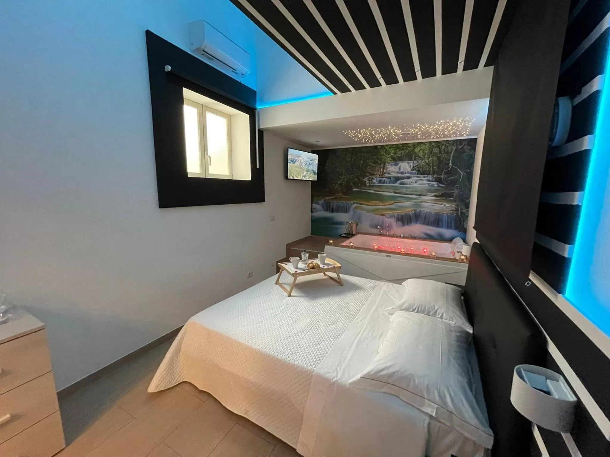 Photo of the whole room, Bed in Suite Ciclopi Acitrezza