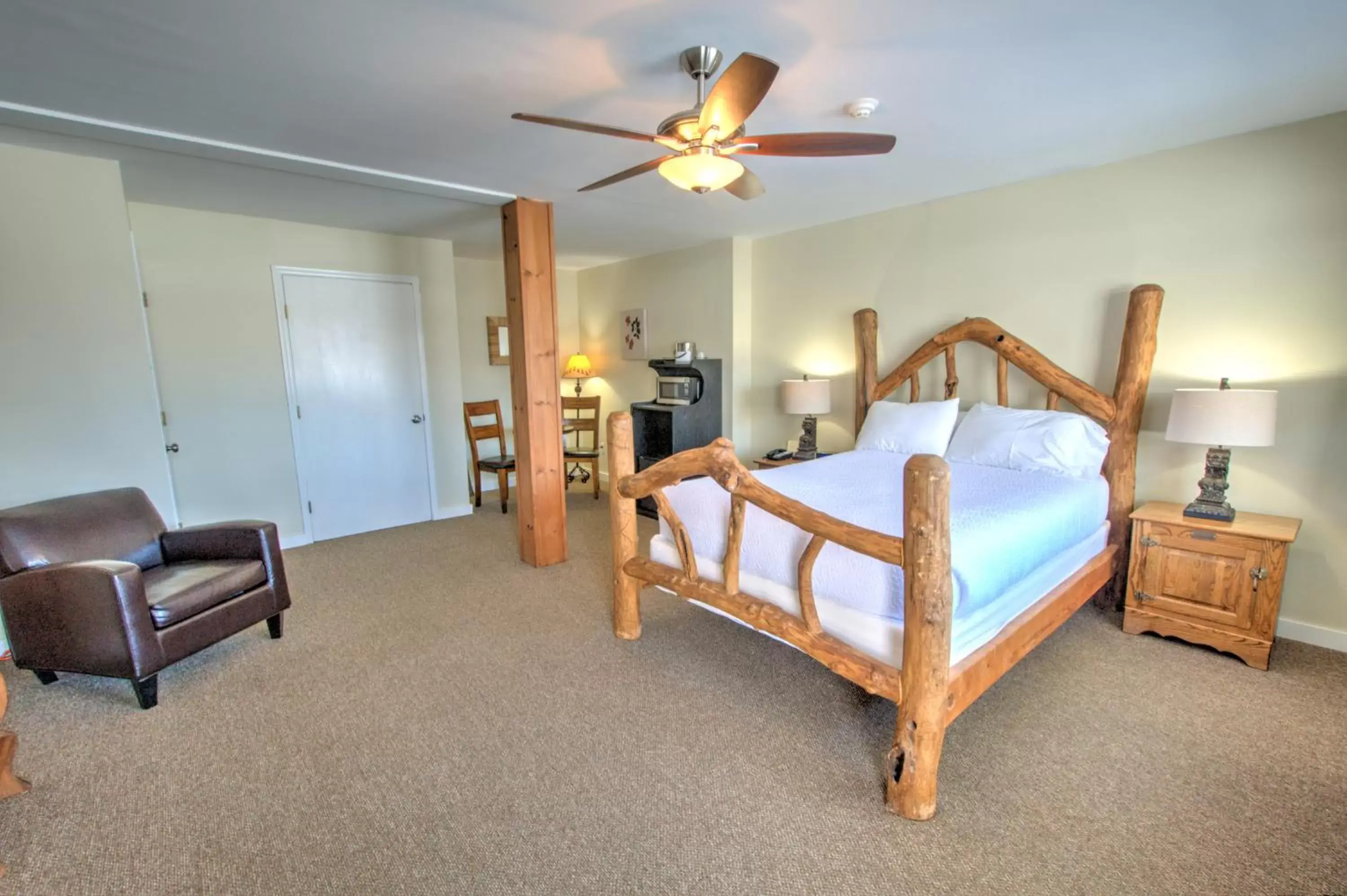 Photo of the whole room, Bed in East Shore Lodging