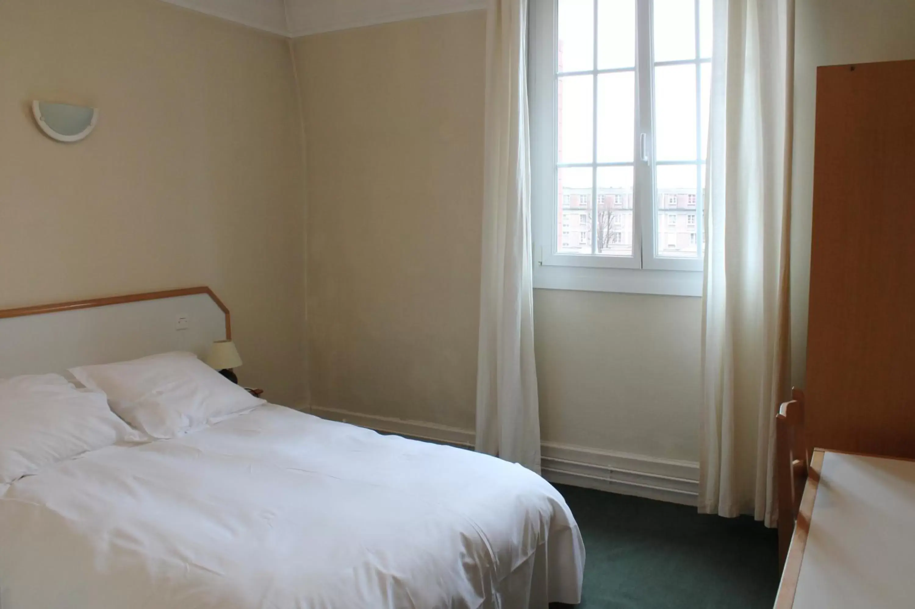 Bedroom, Bed in Hôtel De Normandie