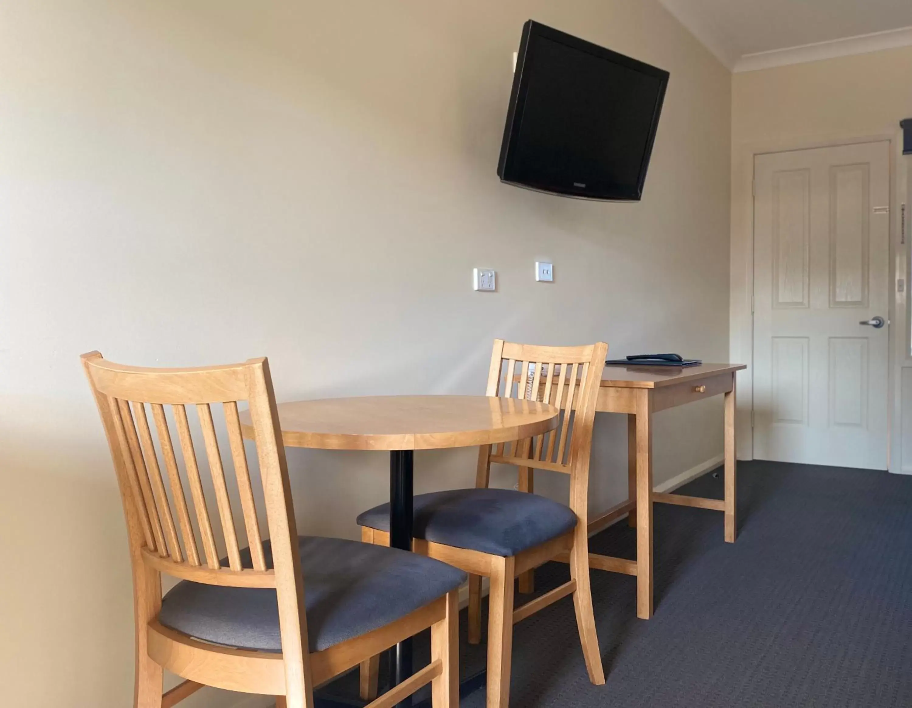 Dining area, TV/Entertainment Center in Bishops Lodge Motor Inn
