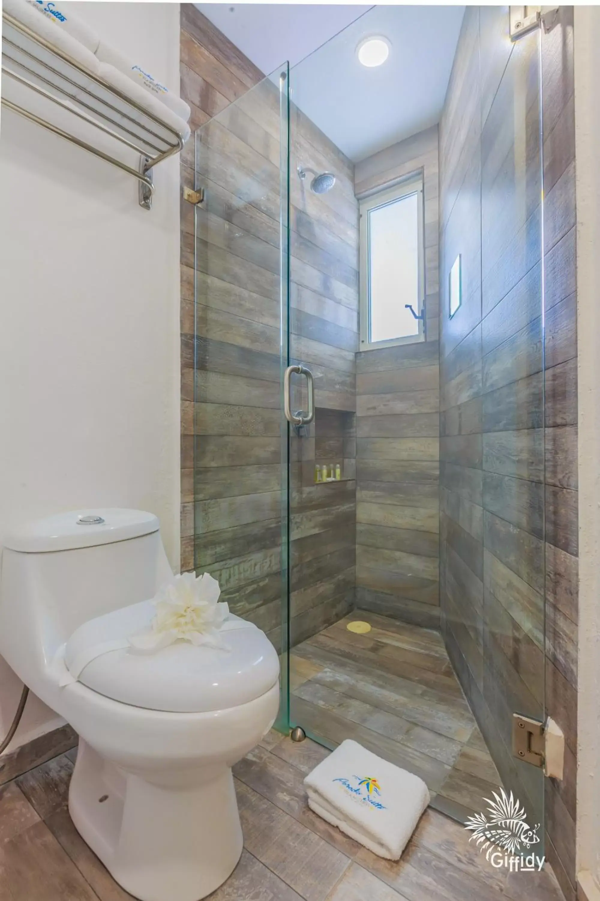 Shower, Bathroom in Hotel Paradise Suites