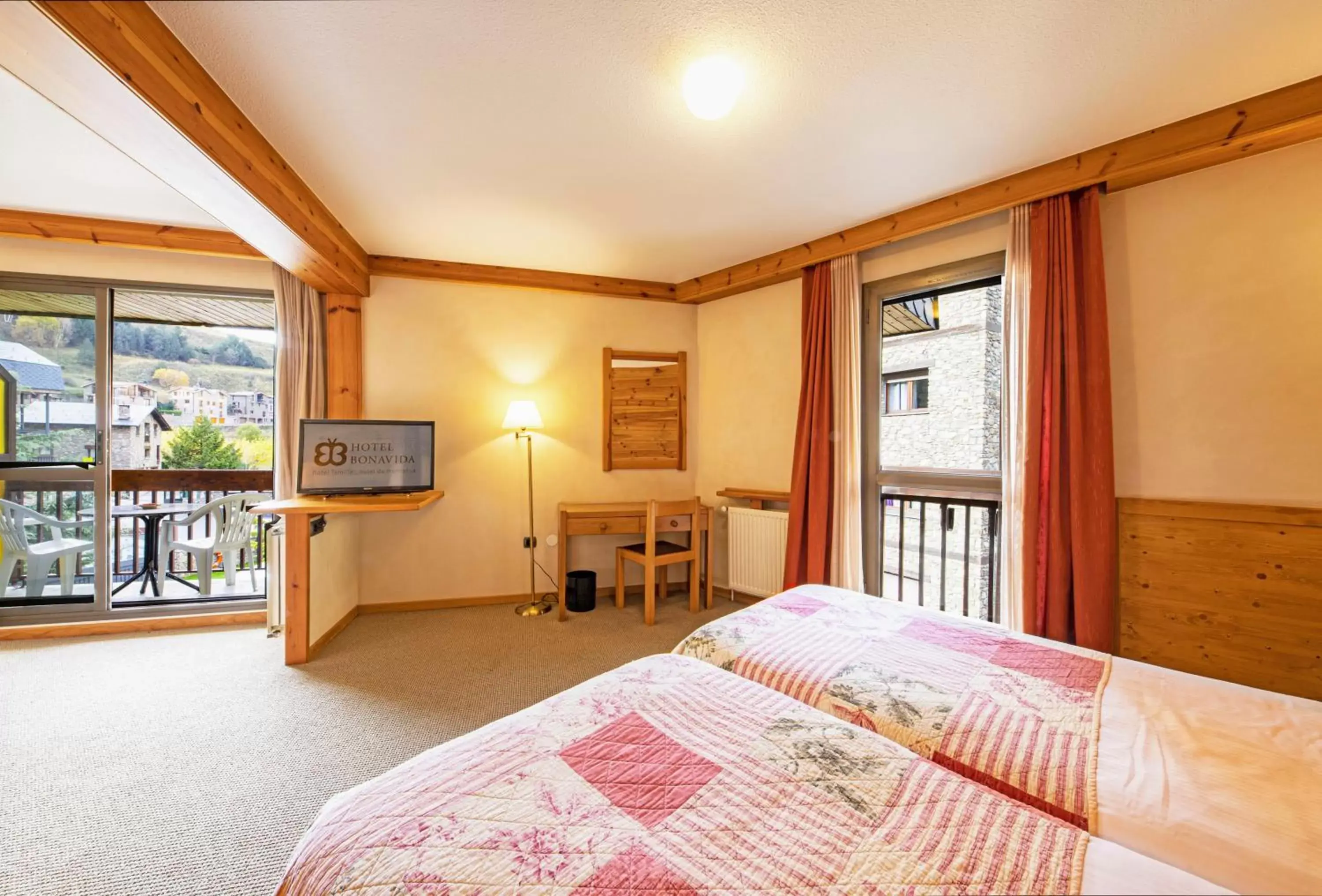 Balcony/Terrace, Bed in Hotel Bonavida