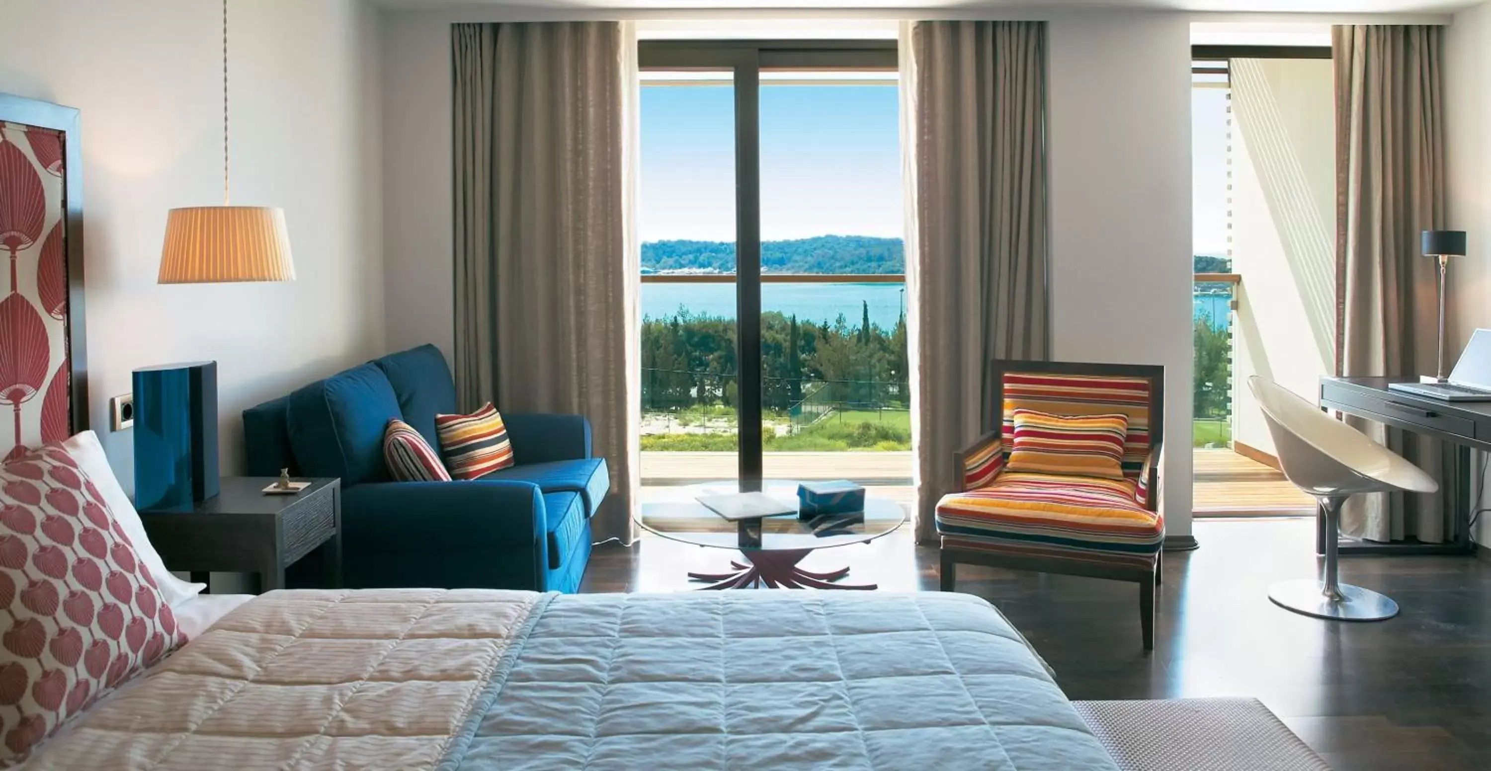 Bed, Seating Area in Vouliagmeni Suites