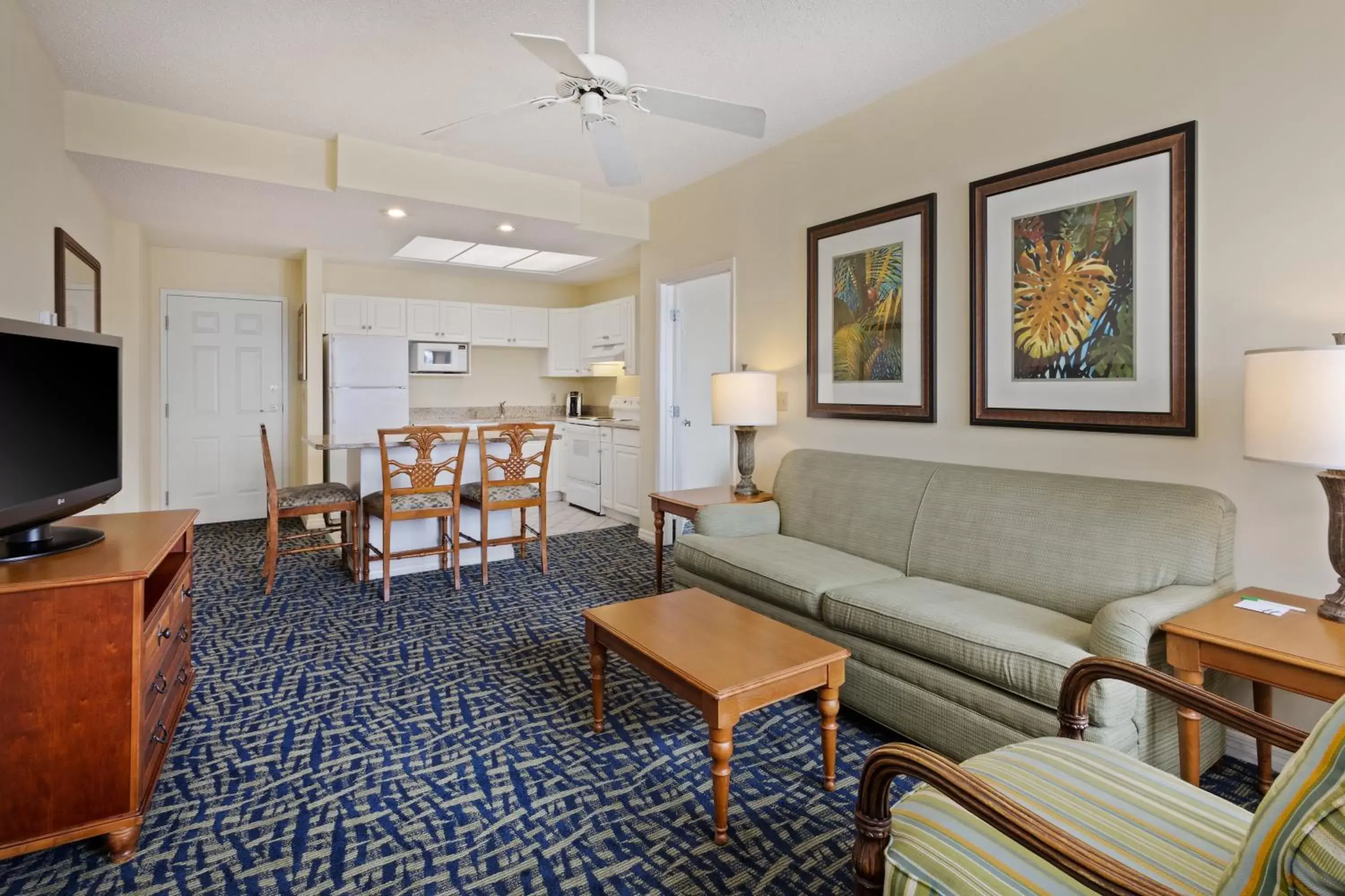 Living room, Seating Area in Holiday Inn & Suites Clearwater Beach S-Harbourside