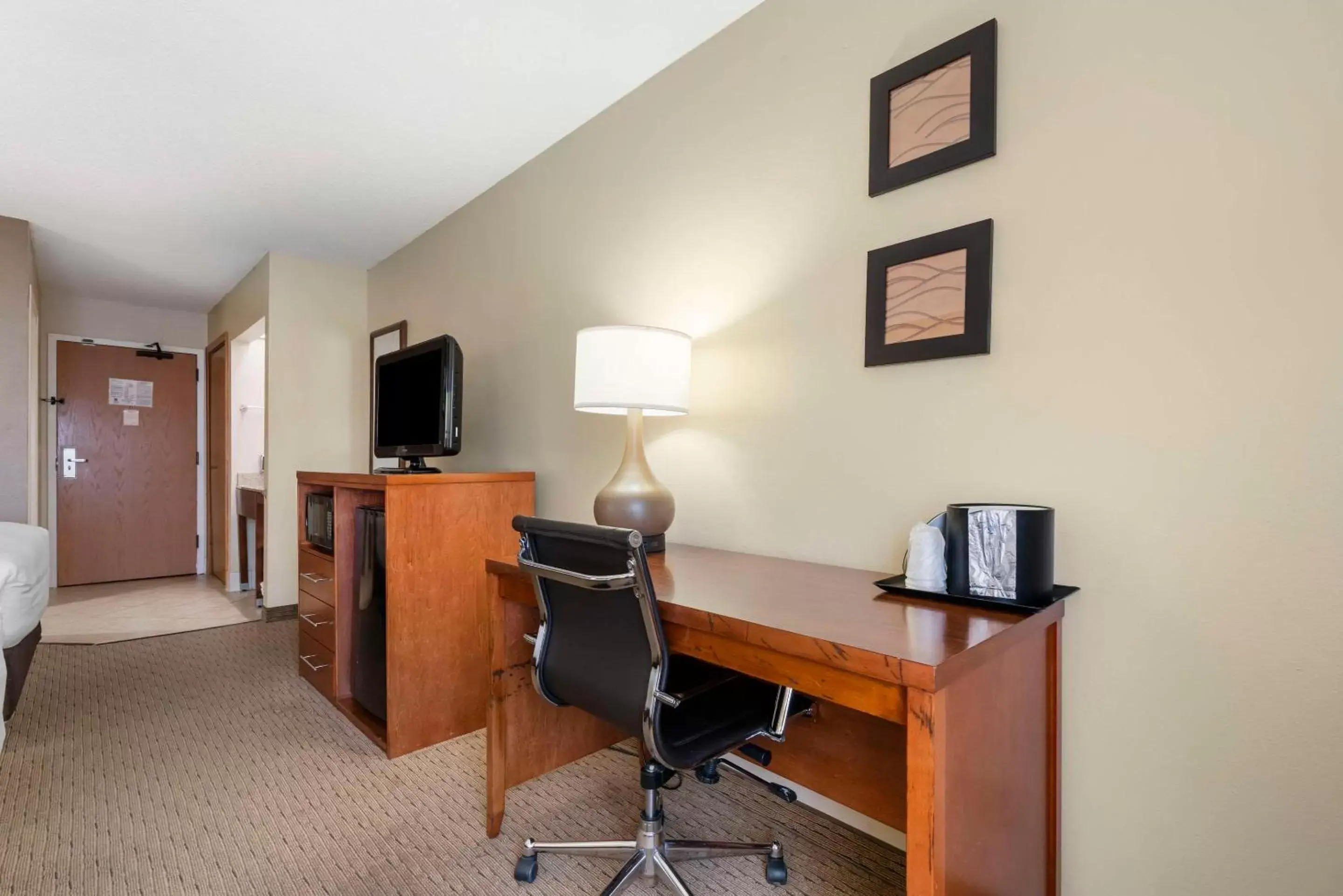 Bedroom, TV/Entertainment Center in Comfort Inn & Suites Black River Falls I-94