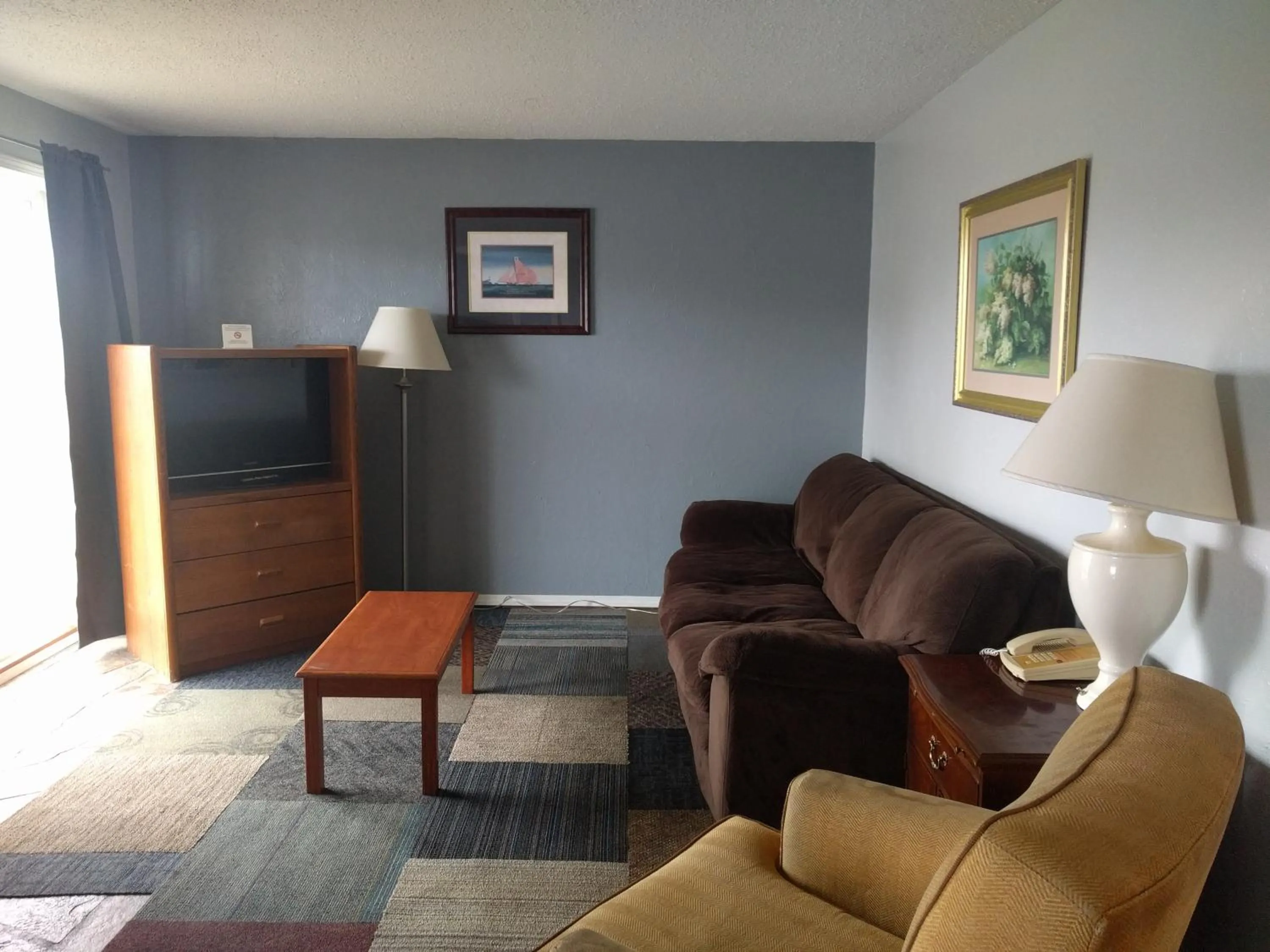 Living room in Ocean Shores Inn & Suites
