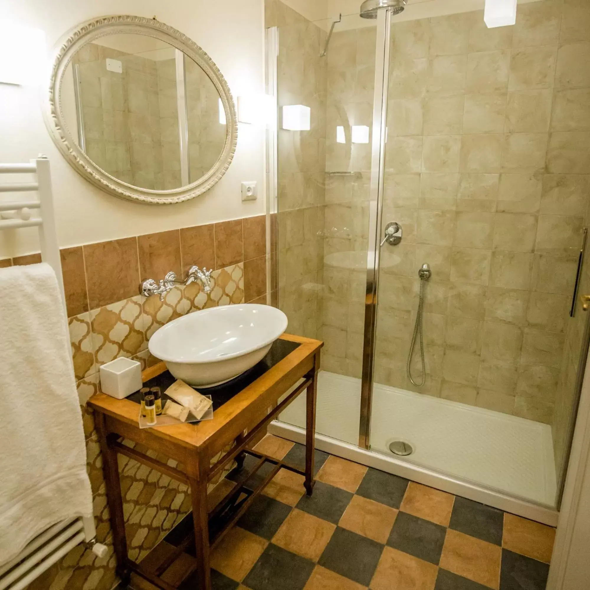 Shower, Bathroom in San Pier Novello in Oltrarno