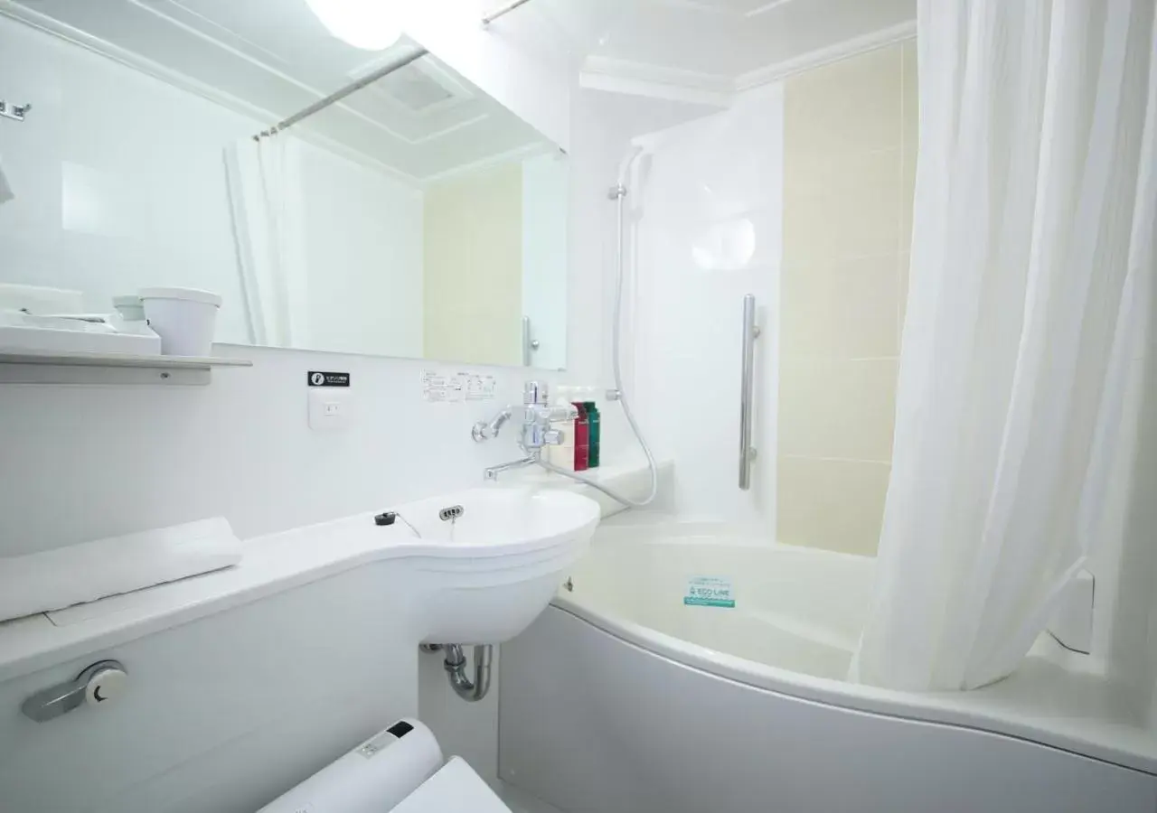 Bathroom in APA Hotel Higashi-Shinjuku-Ekimae