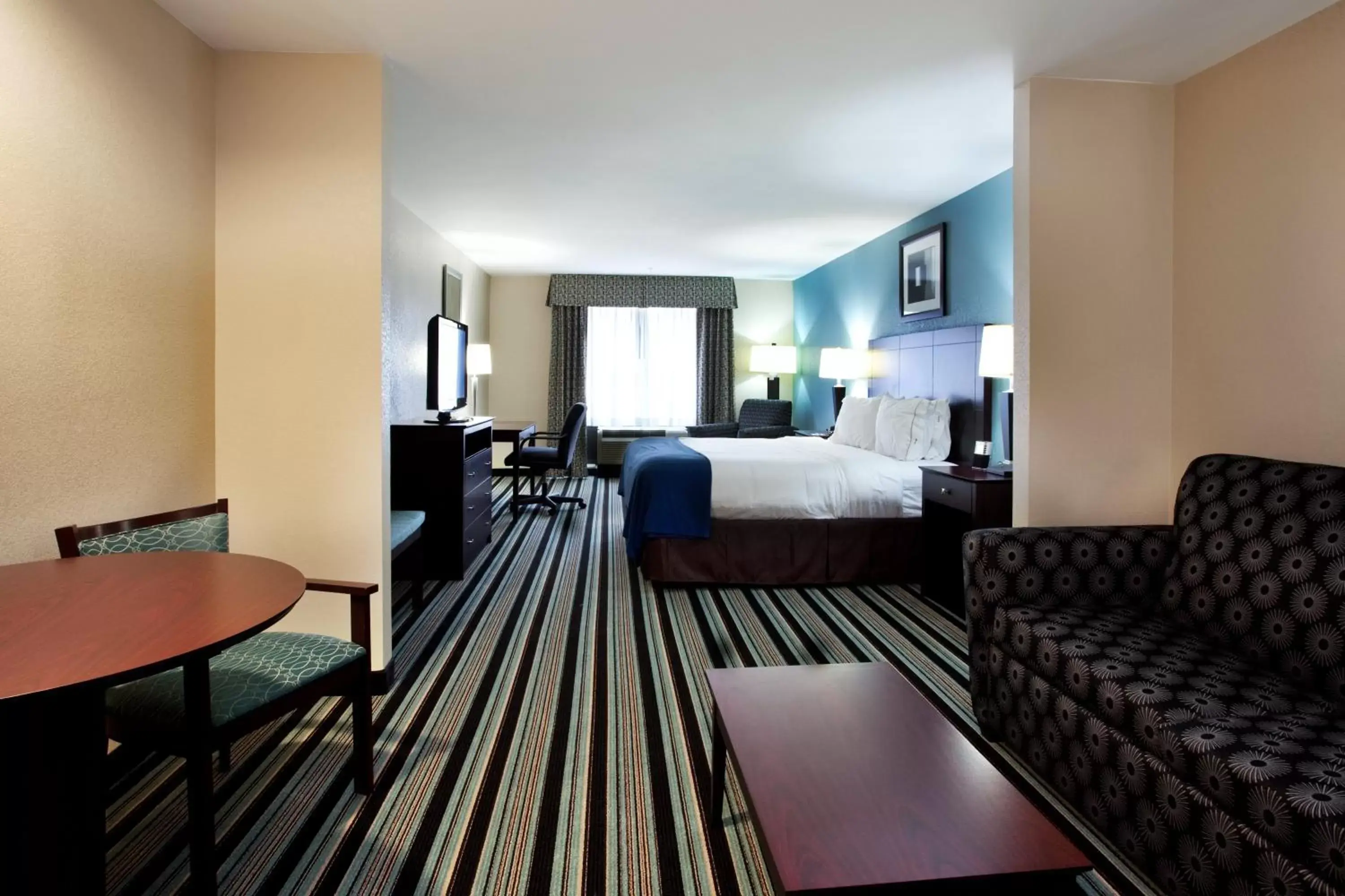 Photo of the whole room, Seating Area in Holiday Inn Express Hotel & Suites Baton Rouge -Port Allen, an IHG Hotel