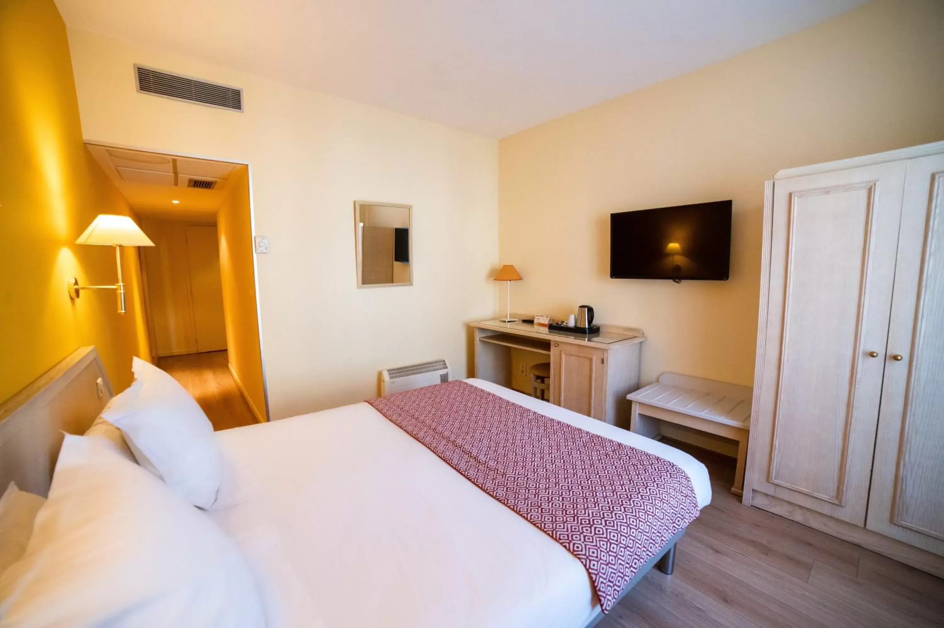 Bedroom, Bed in Logis Hotel Darcy Dijon Centre