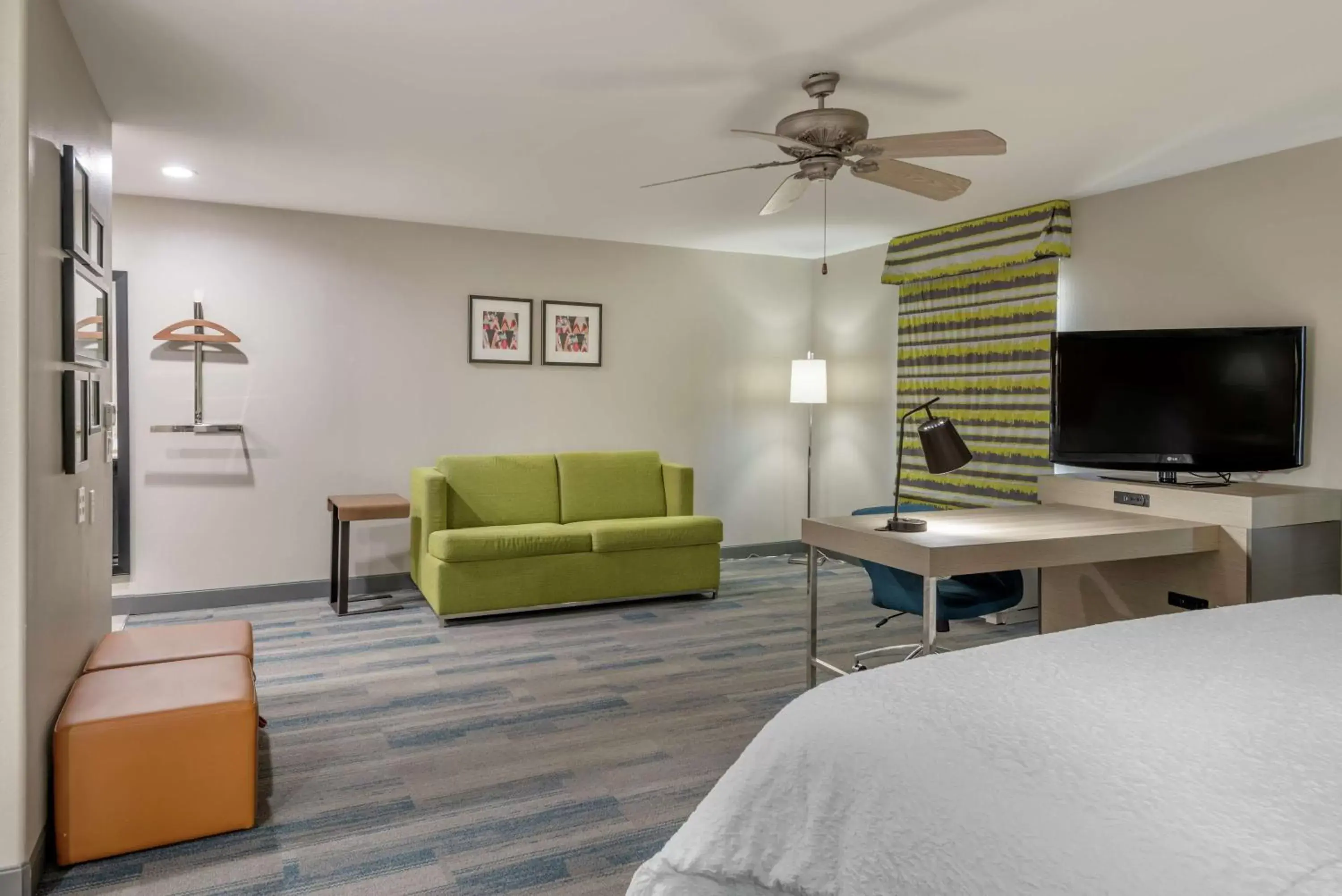 Bedroom, Seating Area in Hampton Inn Brownwood