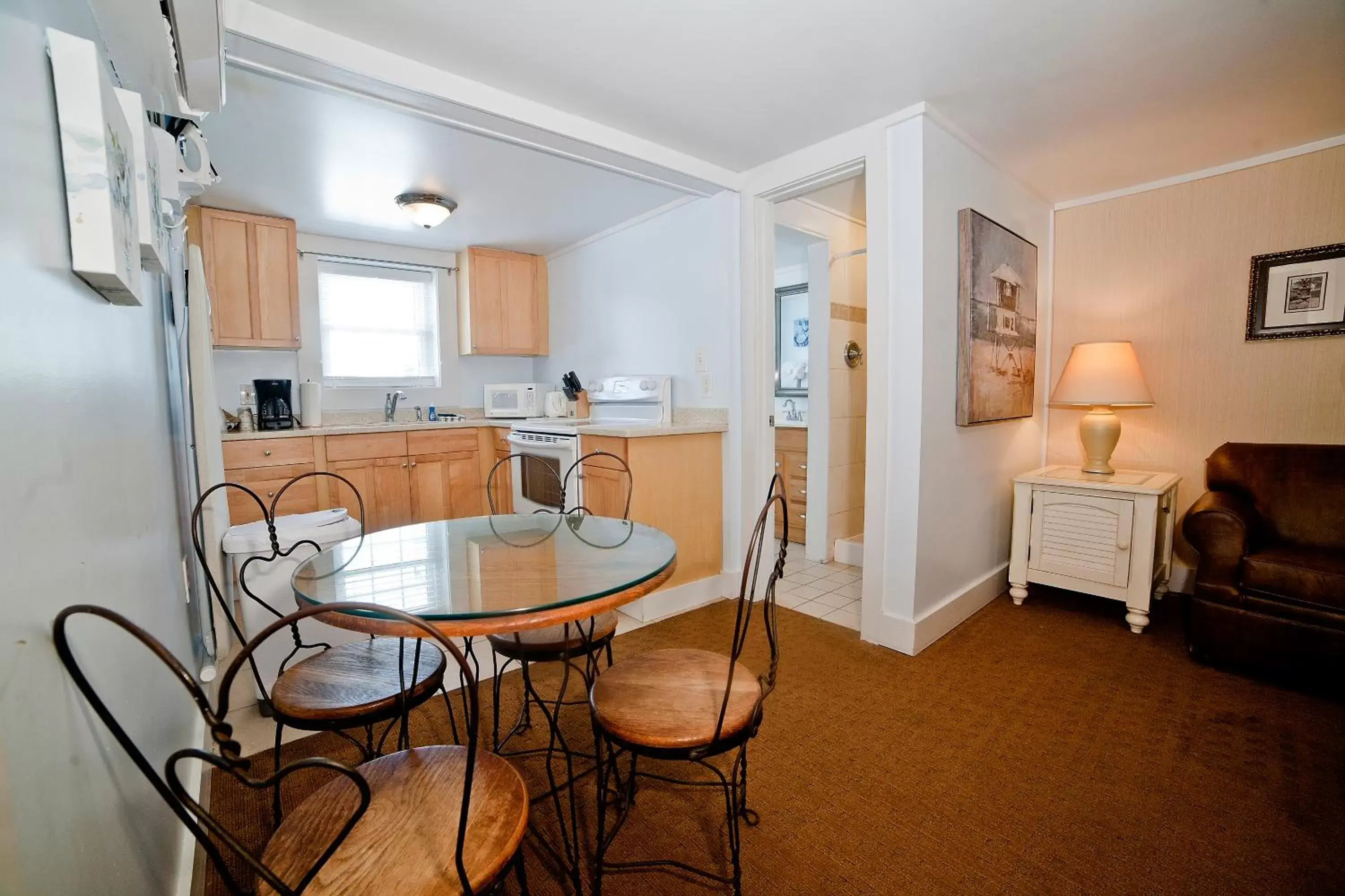 Dining Area in Georgianne Inn & Suites check in 212 Bulter Ave