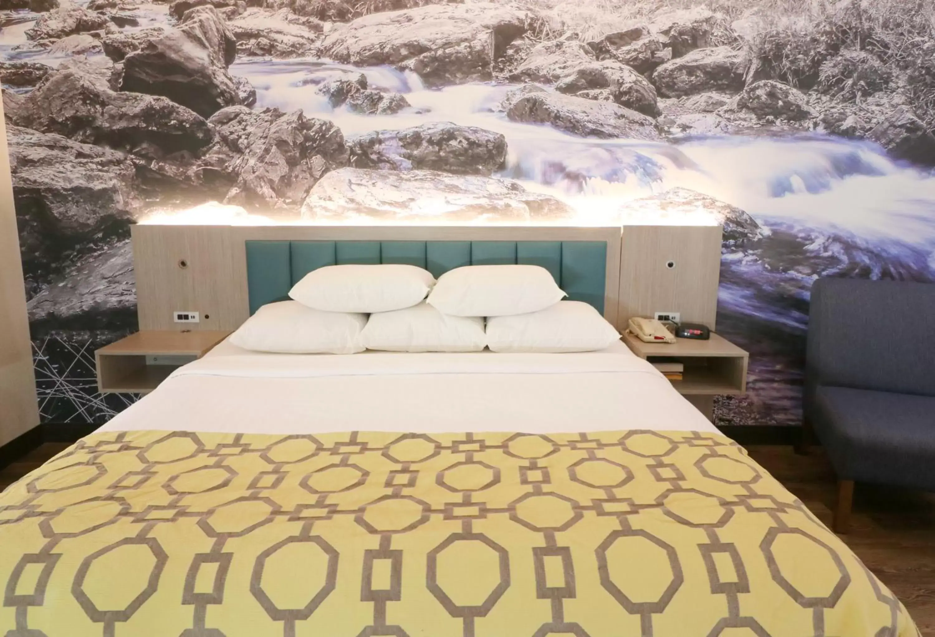 Photo of the whole room, Bed in Baymont by Wyndham Gatlinburg On The River Photo of the whole room, Bed in Baymont by Wyndham Gatlinburg On The River