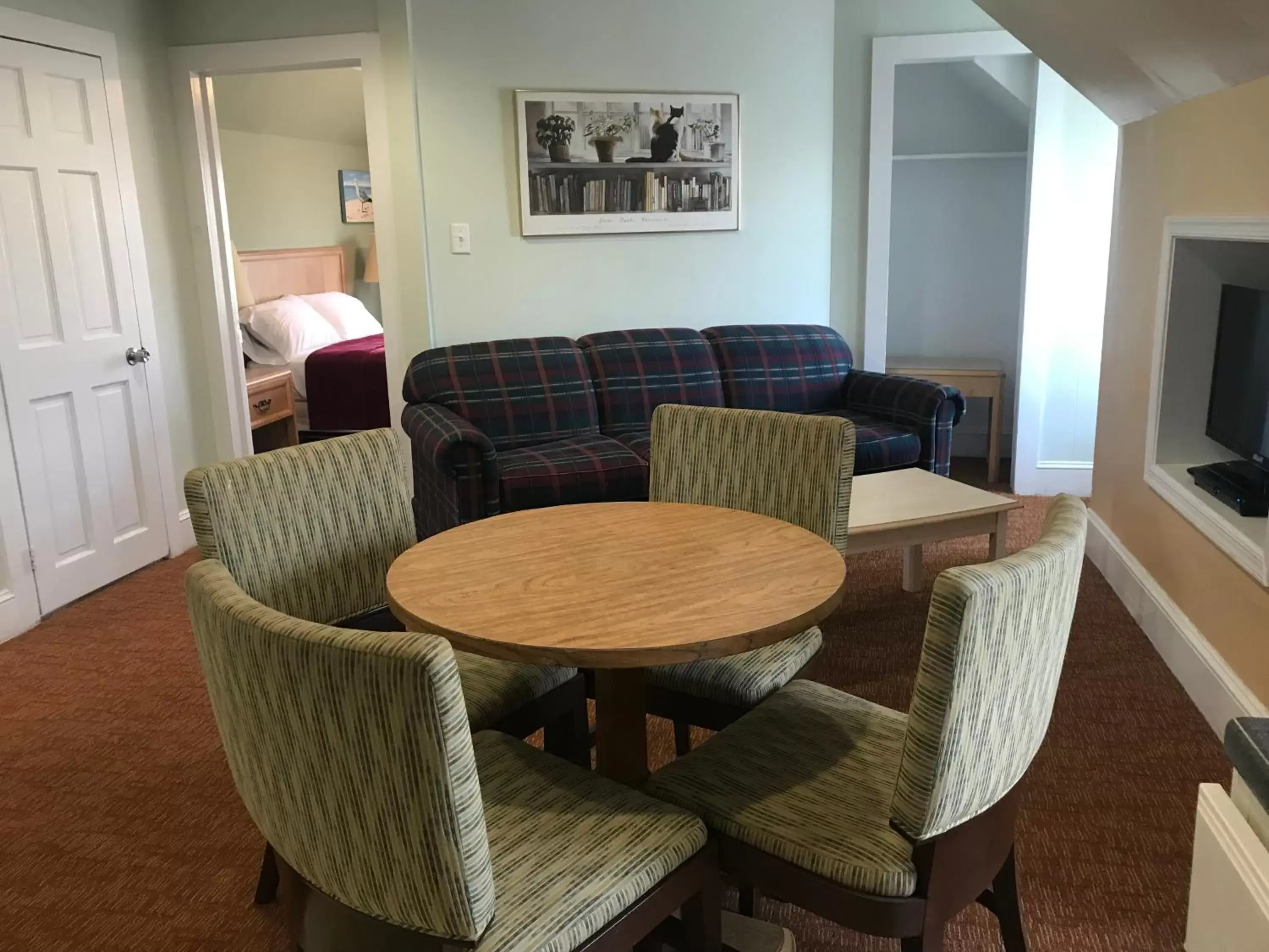 TV and multimedia, Dining Area in Ocean Lodge Hotel & Apartments