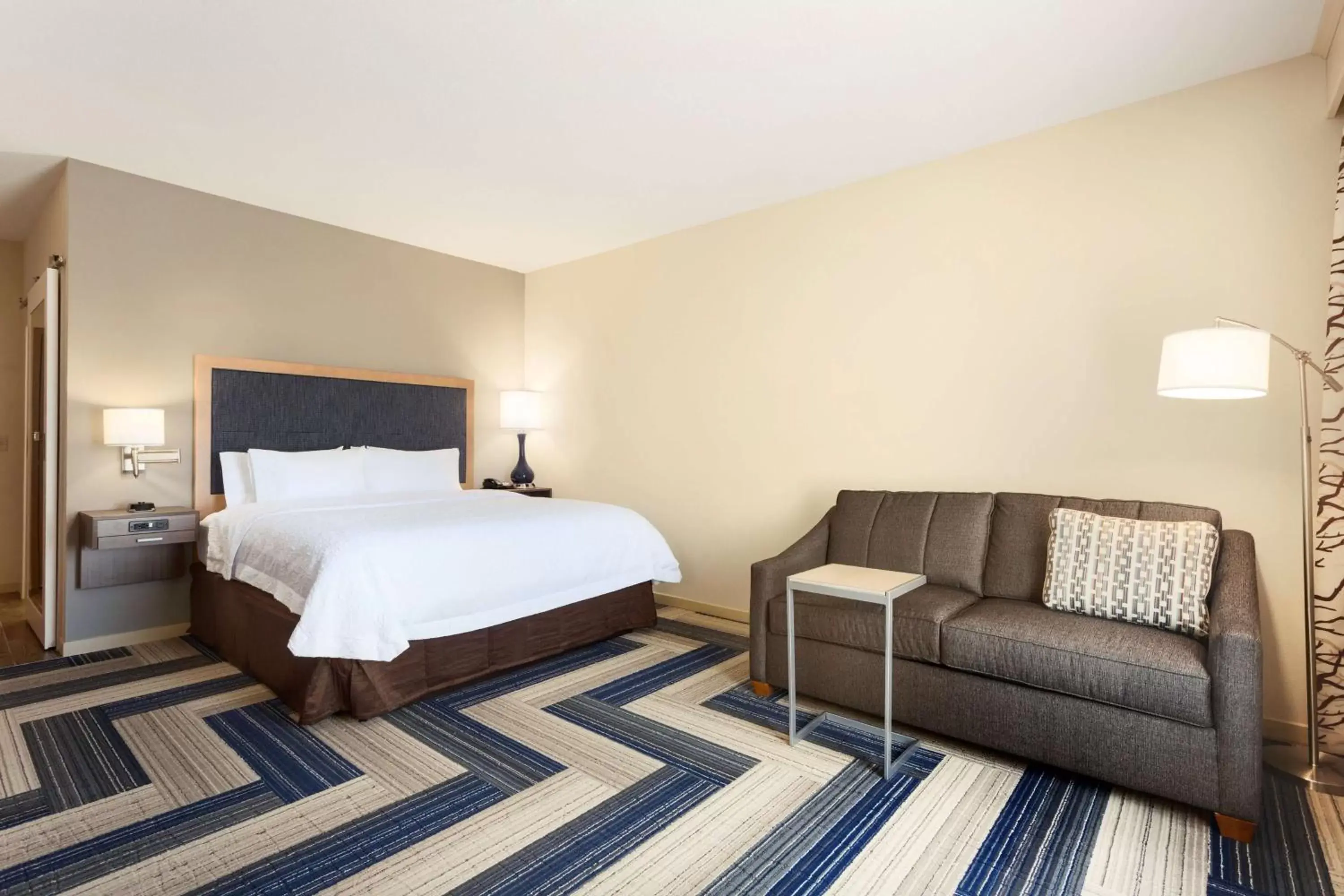Bed in Hampton Inn by Hilton Kennewick at Southridge