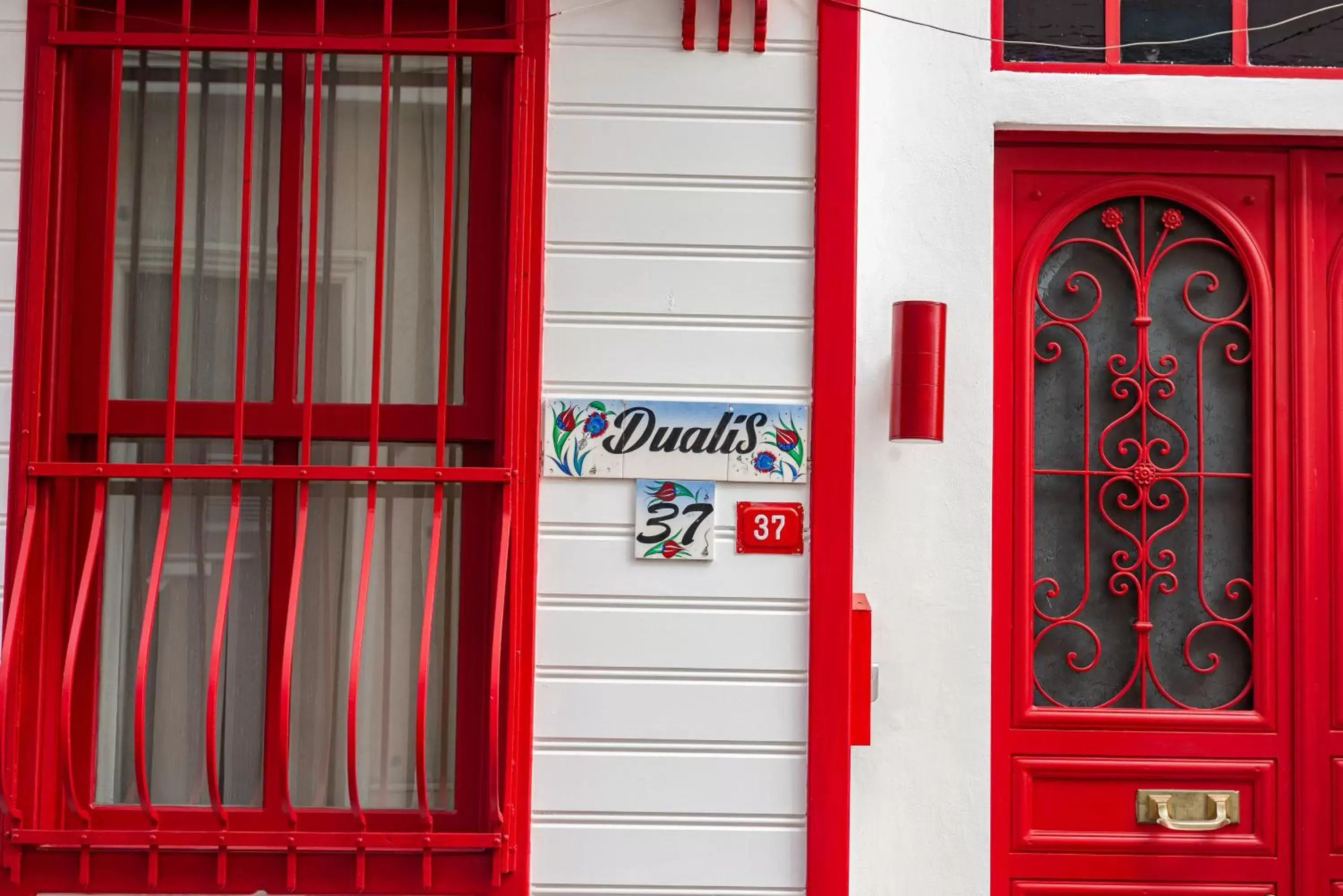 Facade/entrance in Dualis Hotel