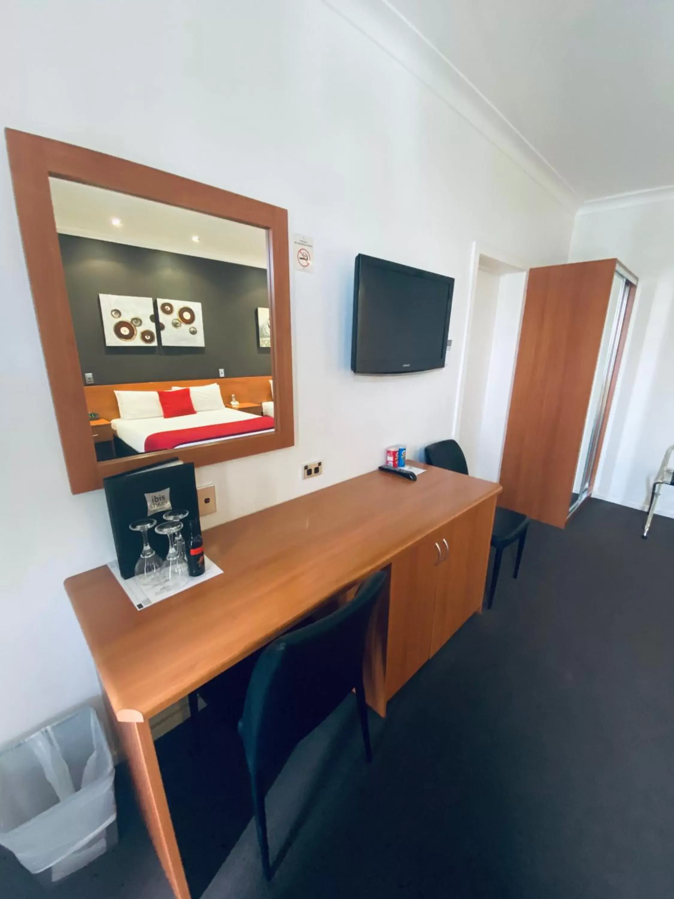 TV and multimedia, TV/Entertainment Center in ibis Styles Broken Hill