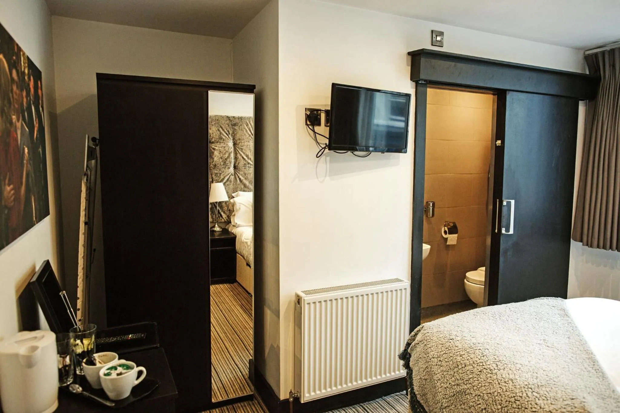 TV/Entertainment Center in Peaky Blinders Accommodation & Bar