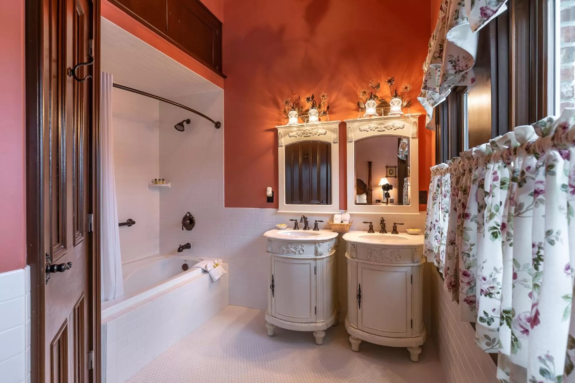 Bathroom in Steele Mansion Inn & Gathering Hub