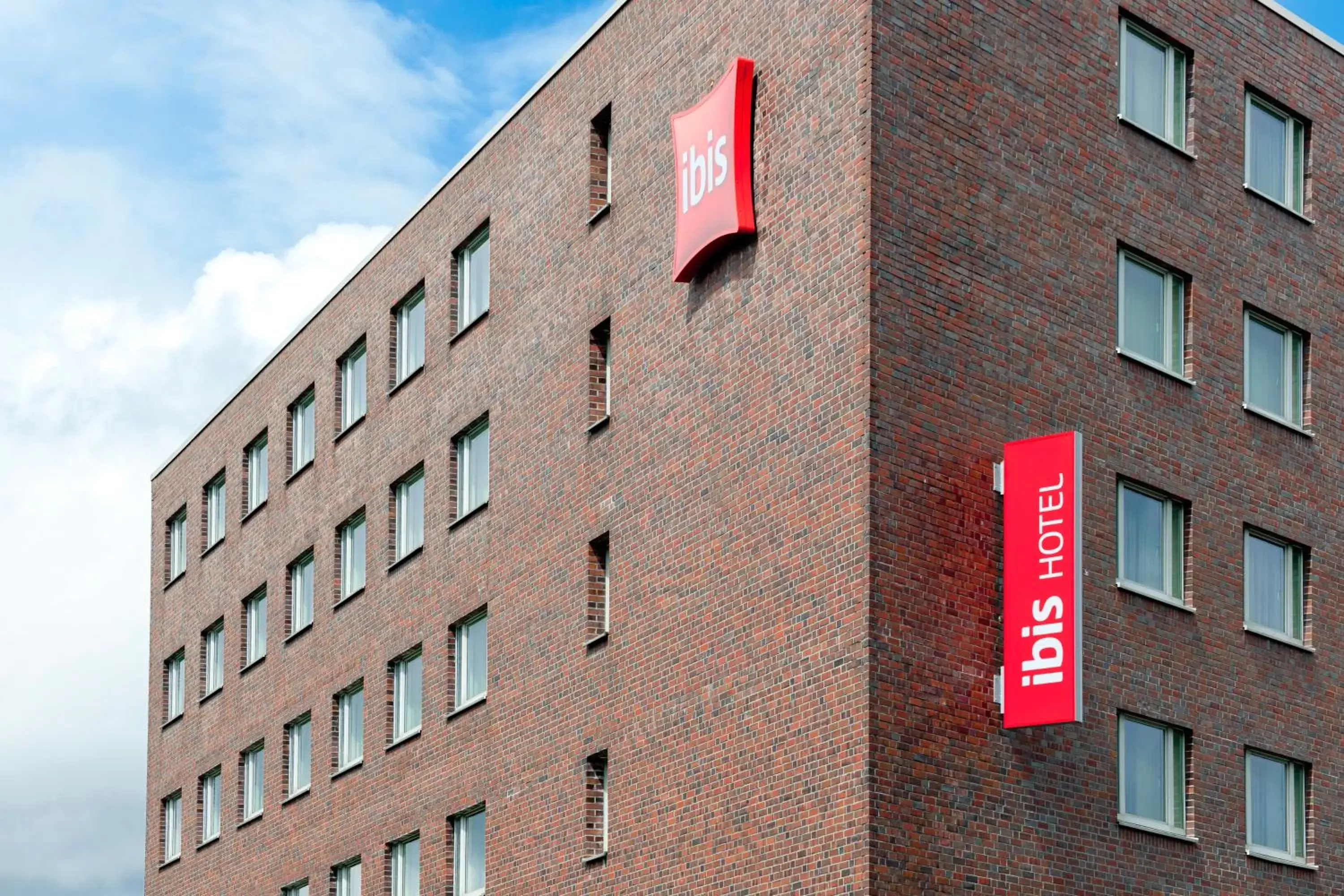 Facade/entrance, Property Building in ibis Hamburg Alsterring