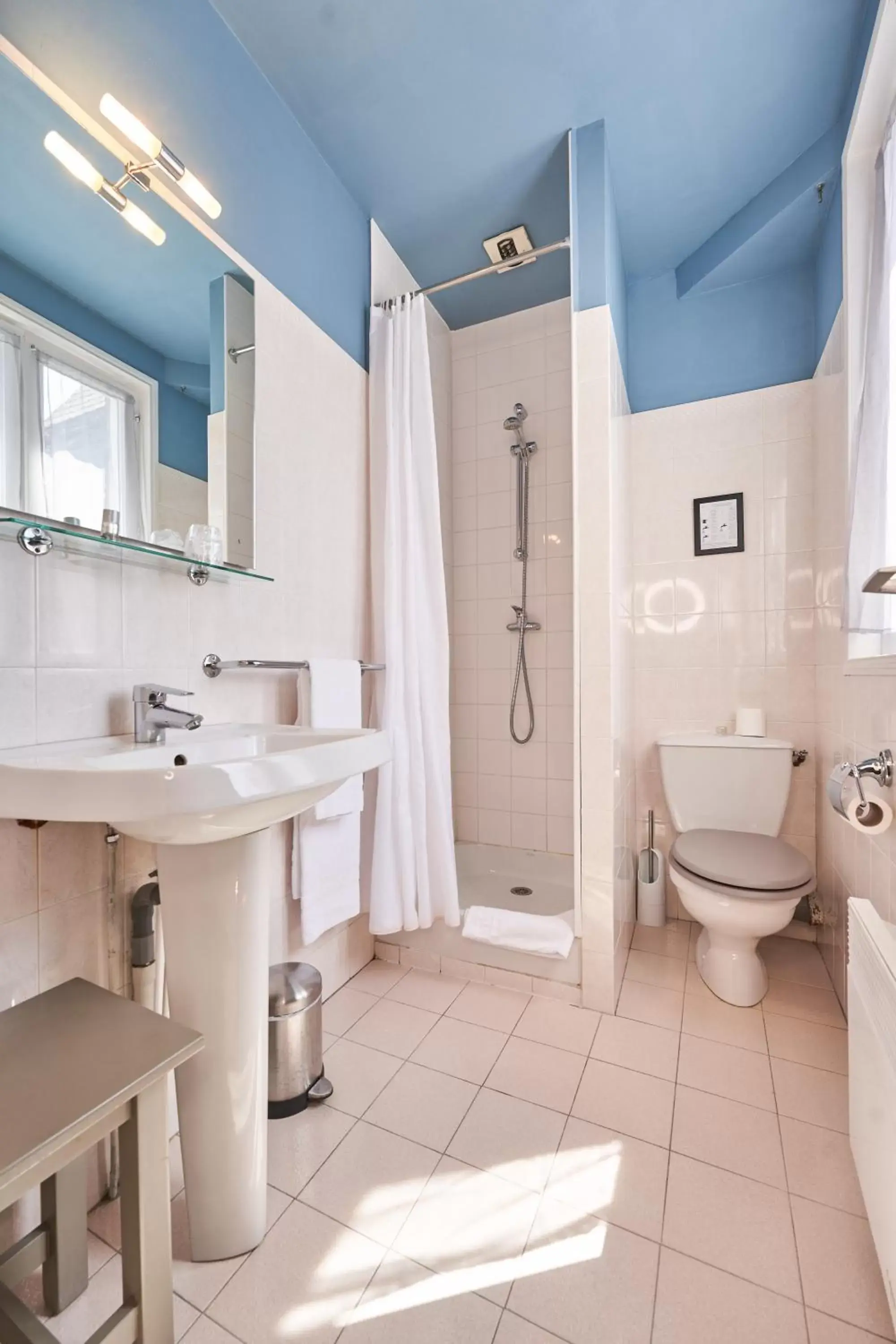 Bathroom in LOGIS Hôtel Du Théâtre