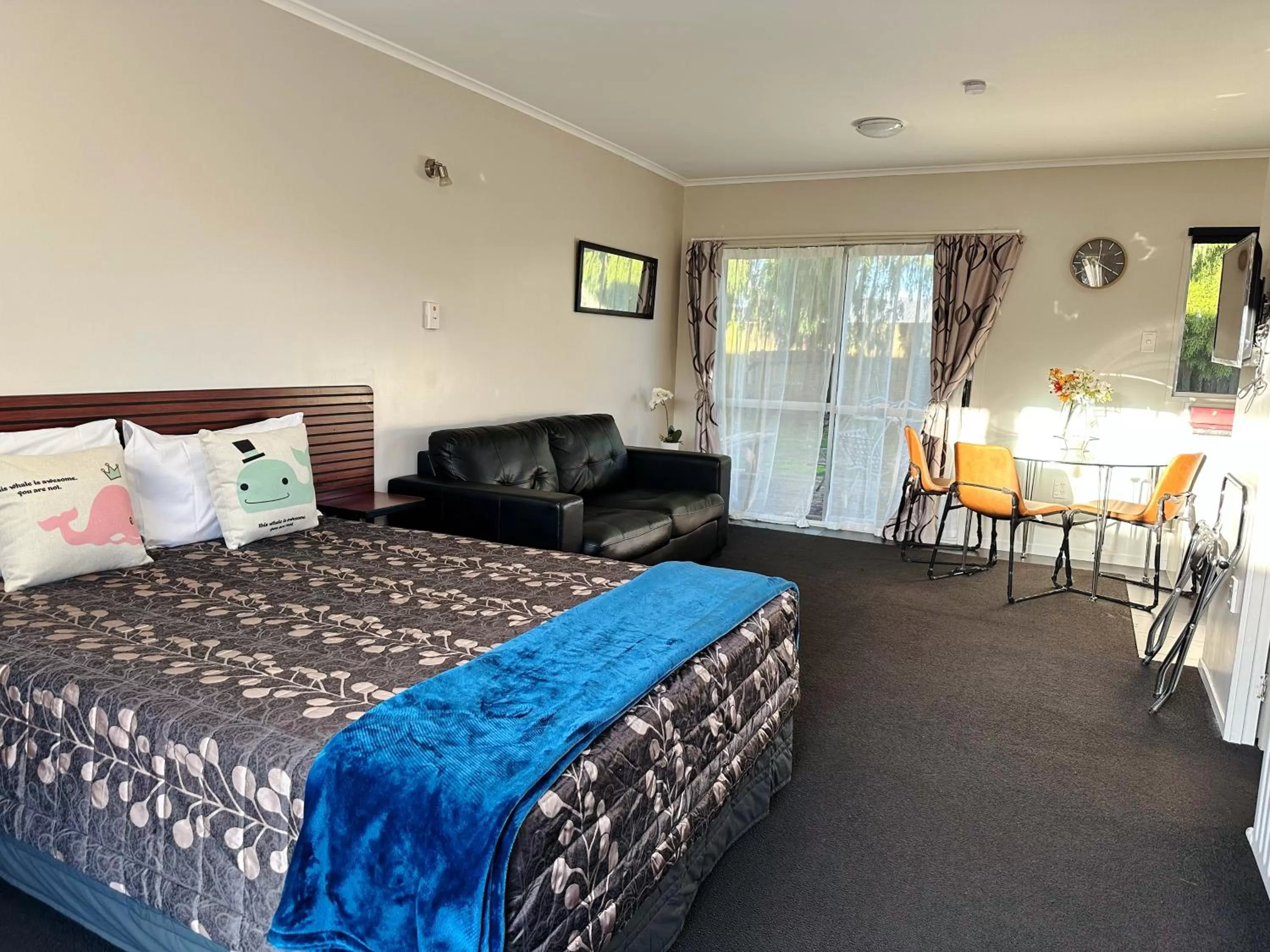 Bed in Red Rock Thermal Motel - Mineral Pool