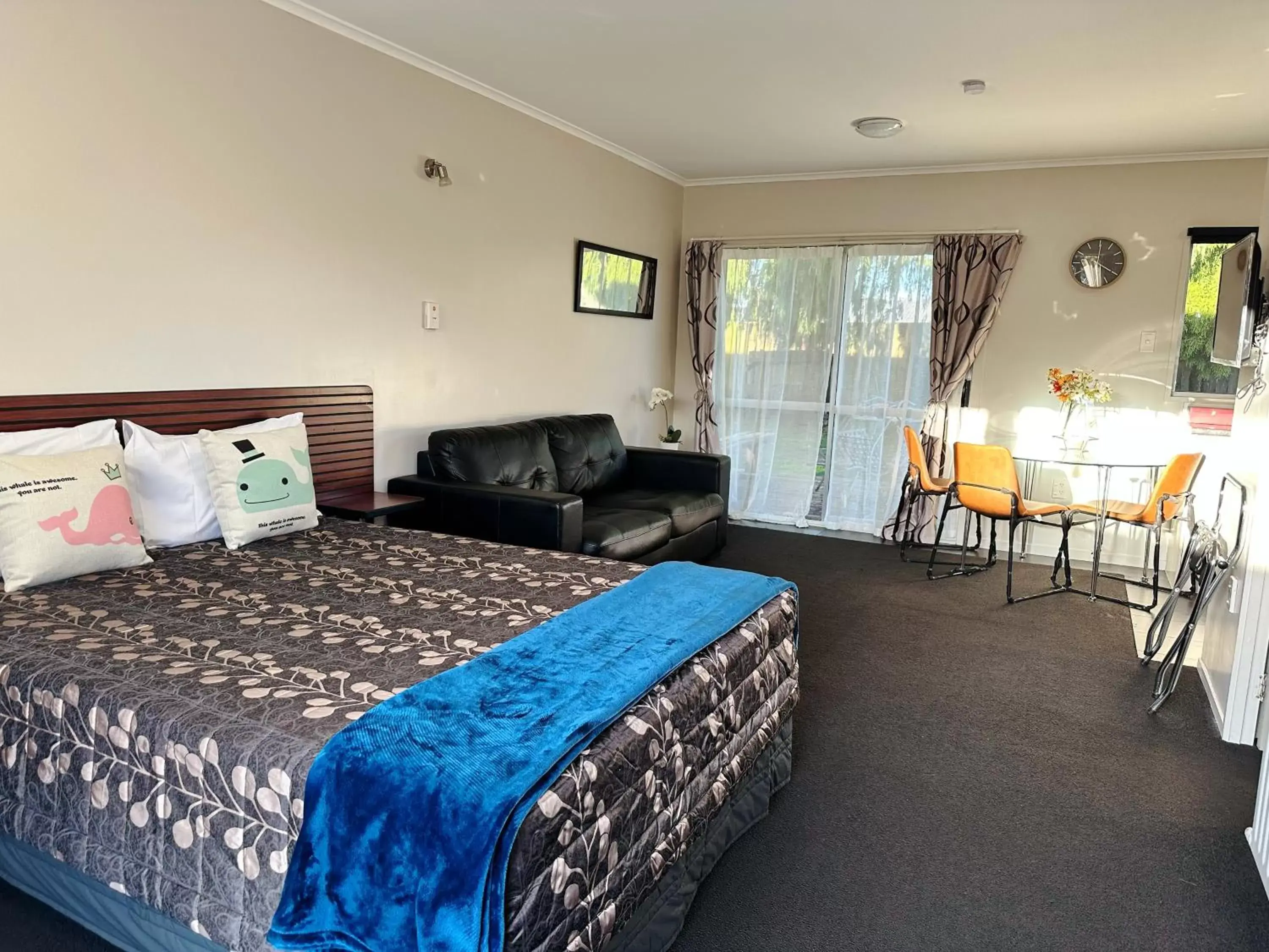 Bed in Red Rock Thermal Motel - Mineral Pool Bed in Red Rock Thermal Motel - Mineral Pool