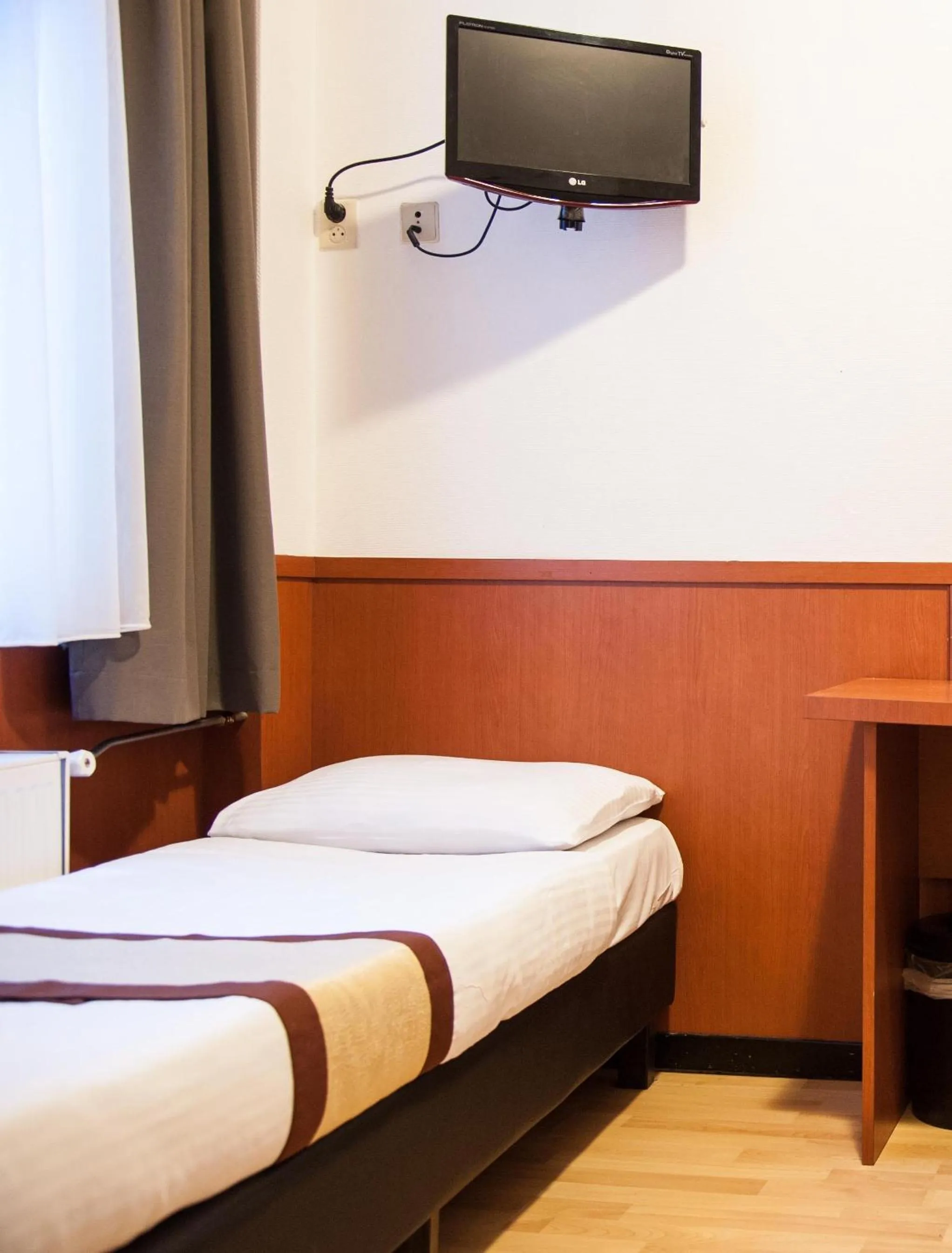 TV and multimedia, Bed in Hotel Continental Amsterdam