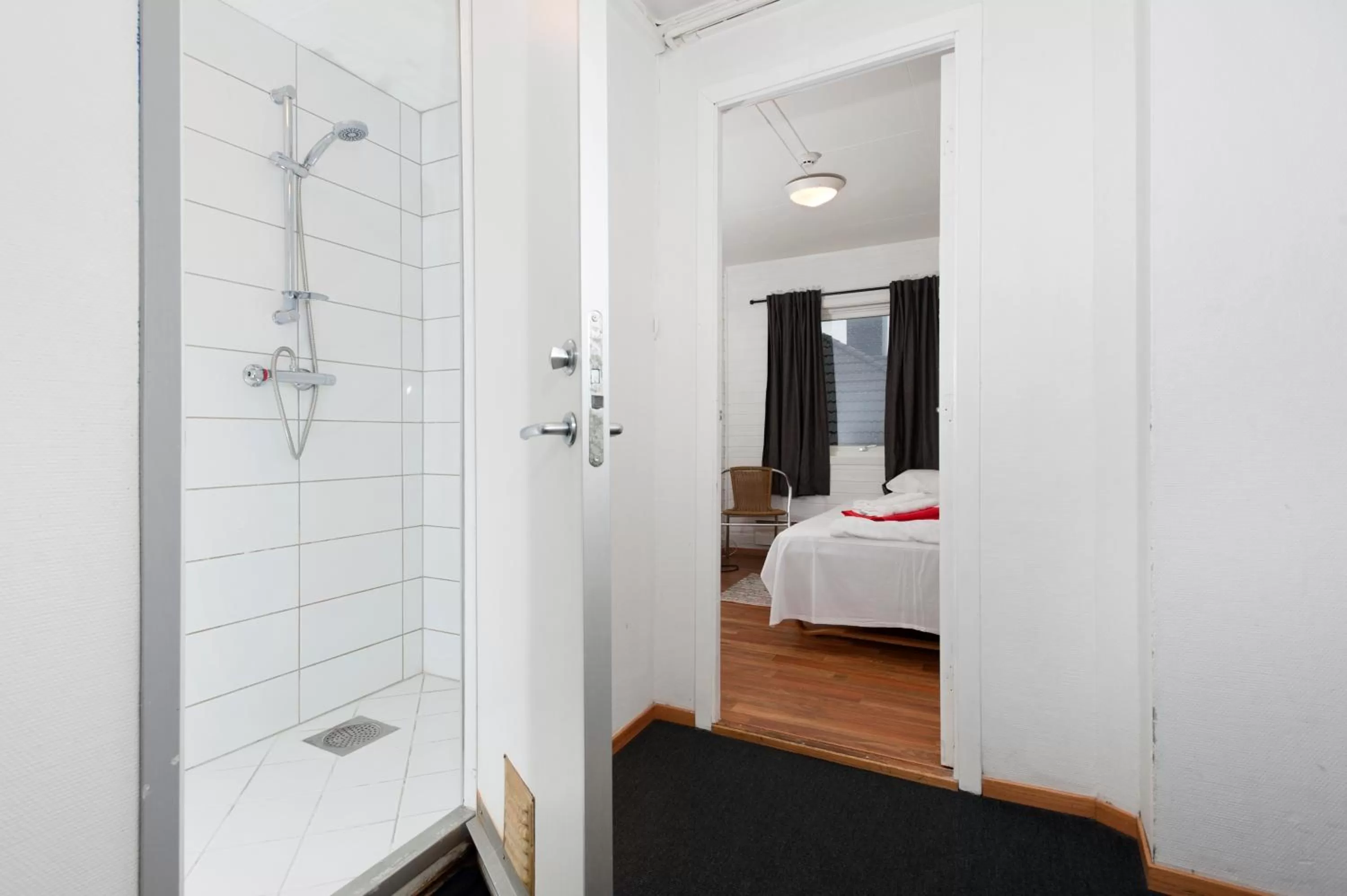 Shower, Bed in Stavanger Bed & Breakfast