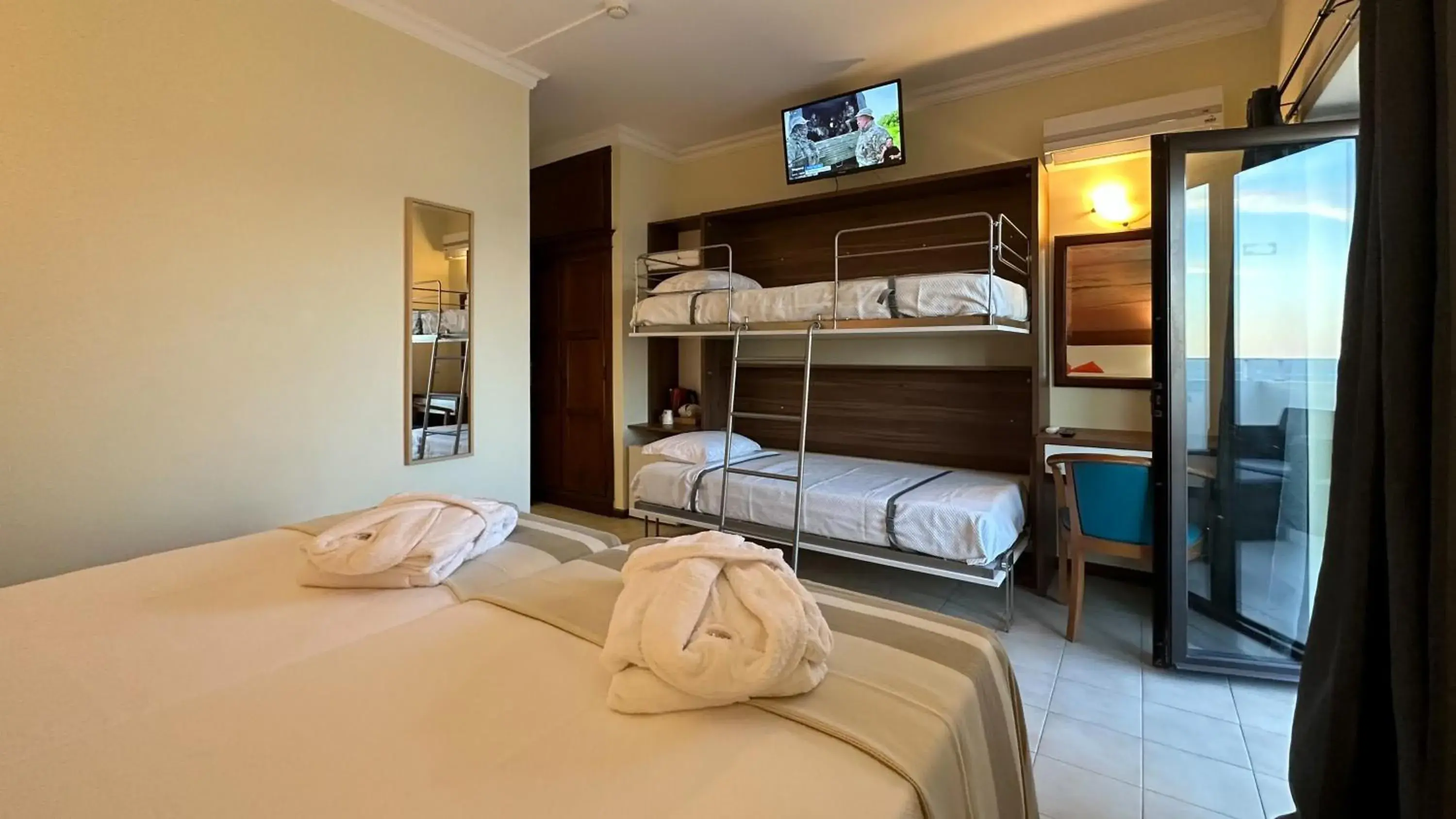 TV and multimedia, Bunk Bed in Hotel Avenida Praia