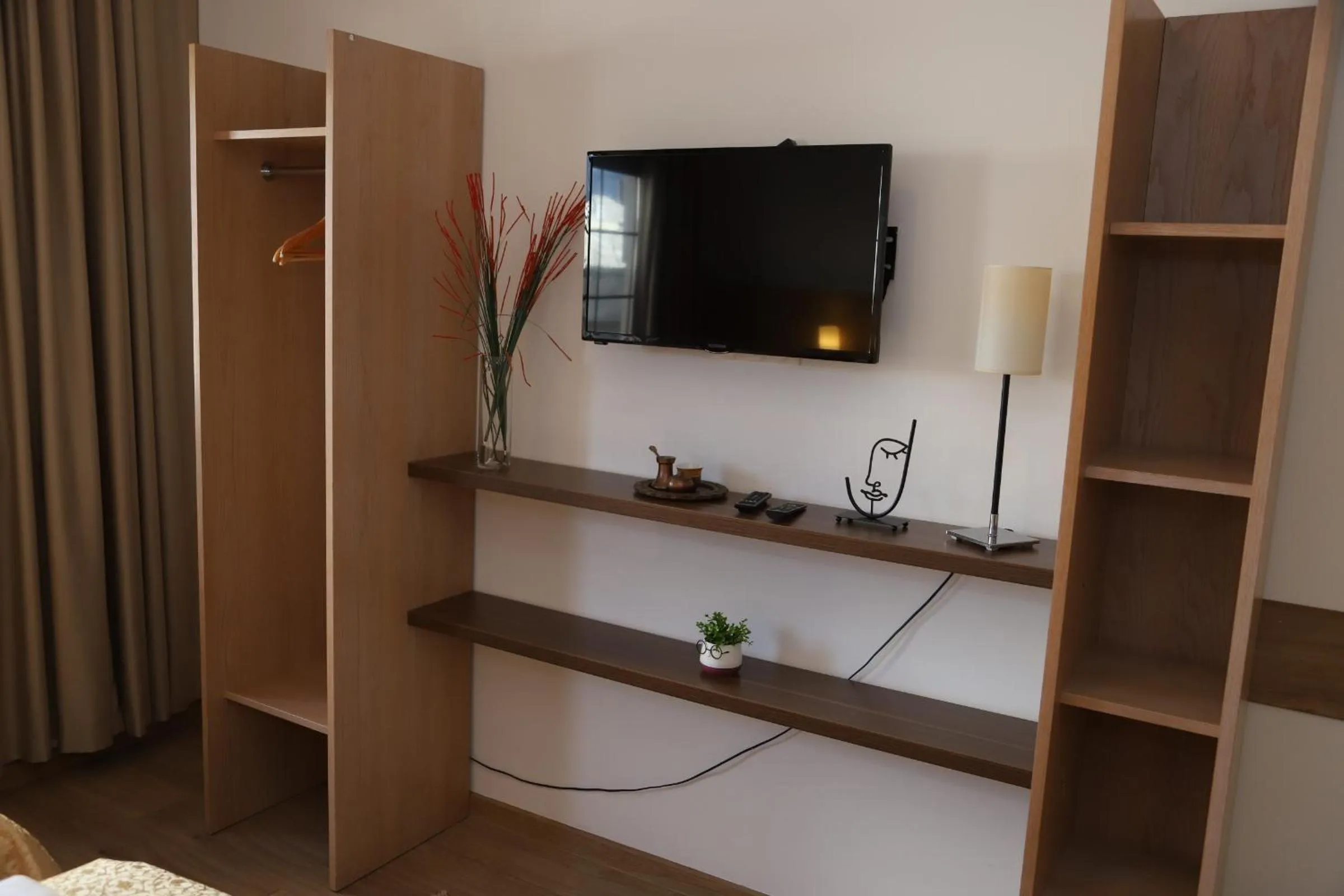 TV and multimedia, TV/Entertainment Center in Motel Deny