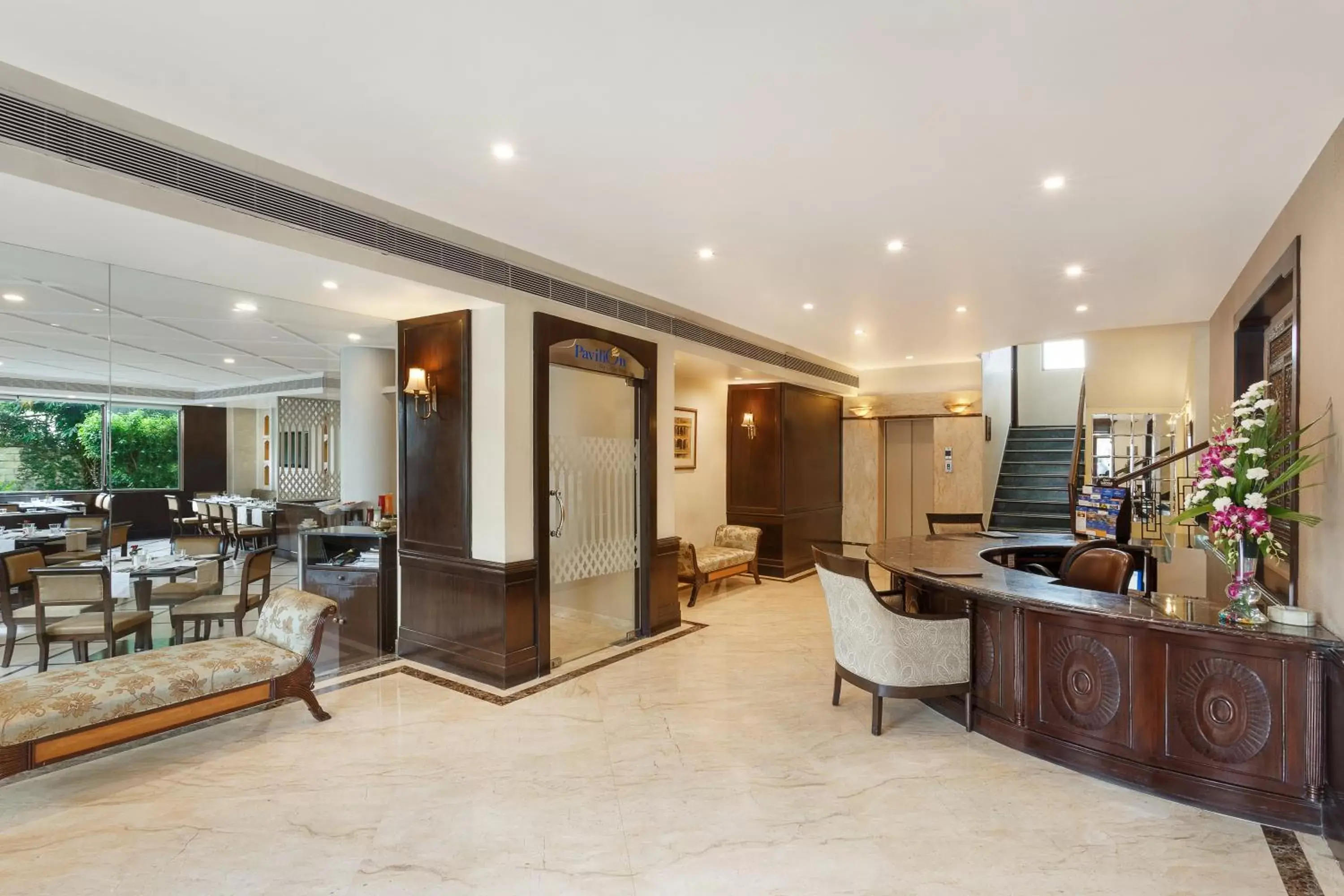 Lobby or reception, Kitchen/Kitchenette in La Place Sarovar Portico