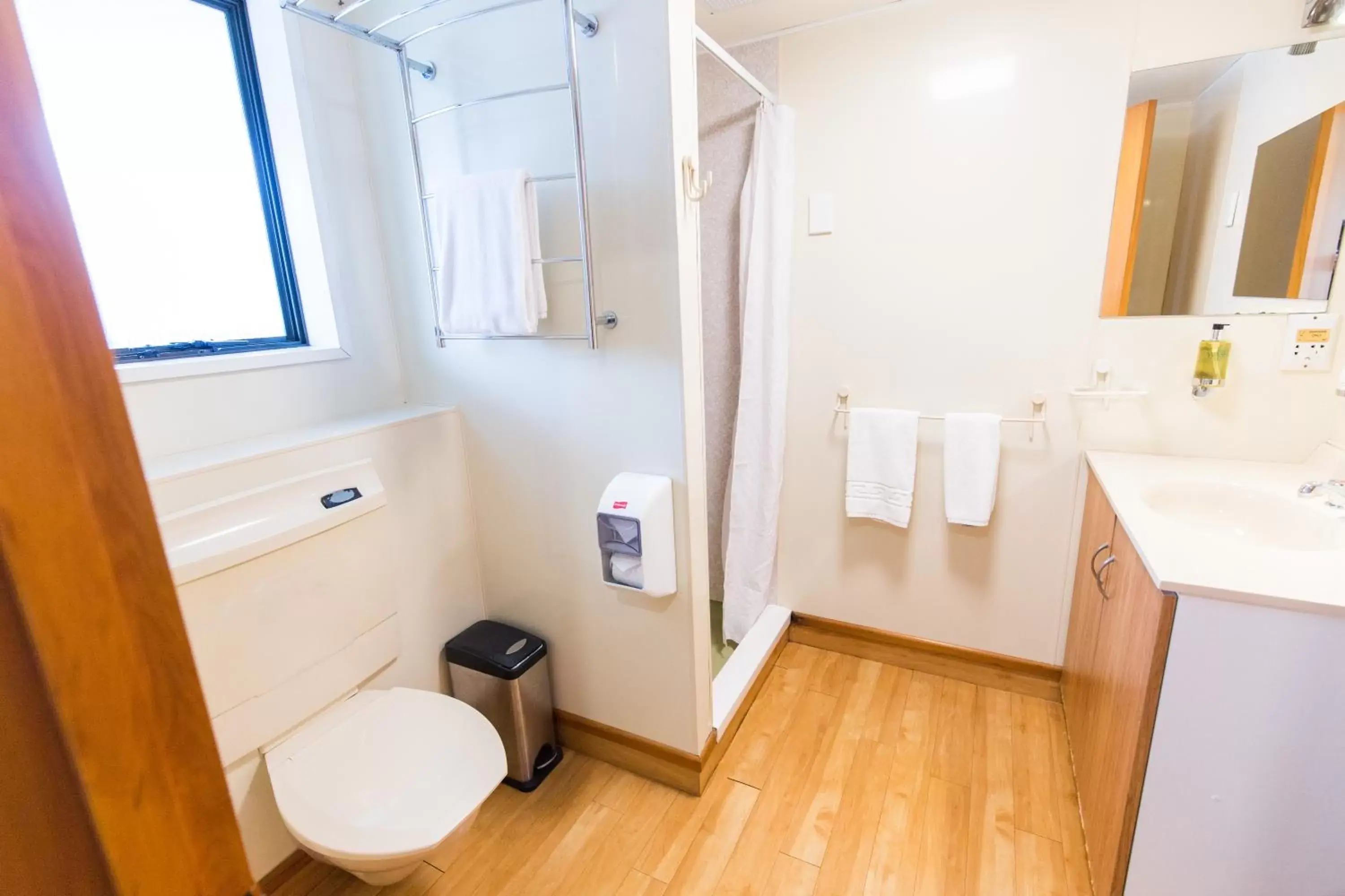 Toilet, Bathroom in Airport Gateway Motor Lodge