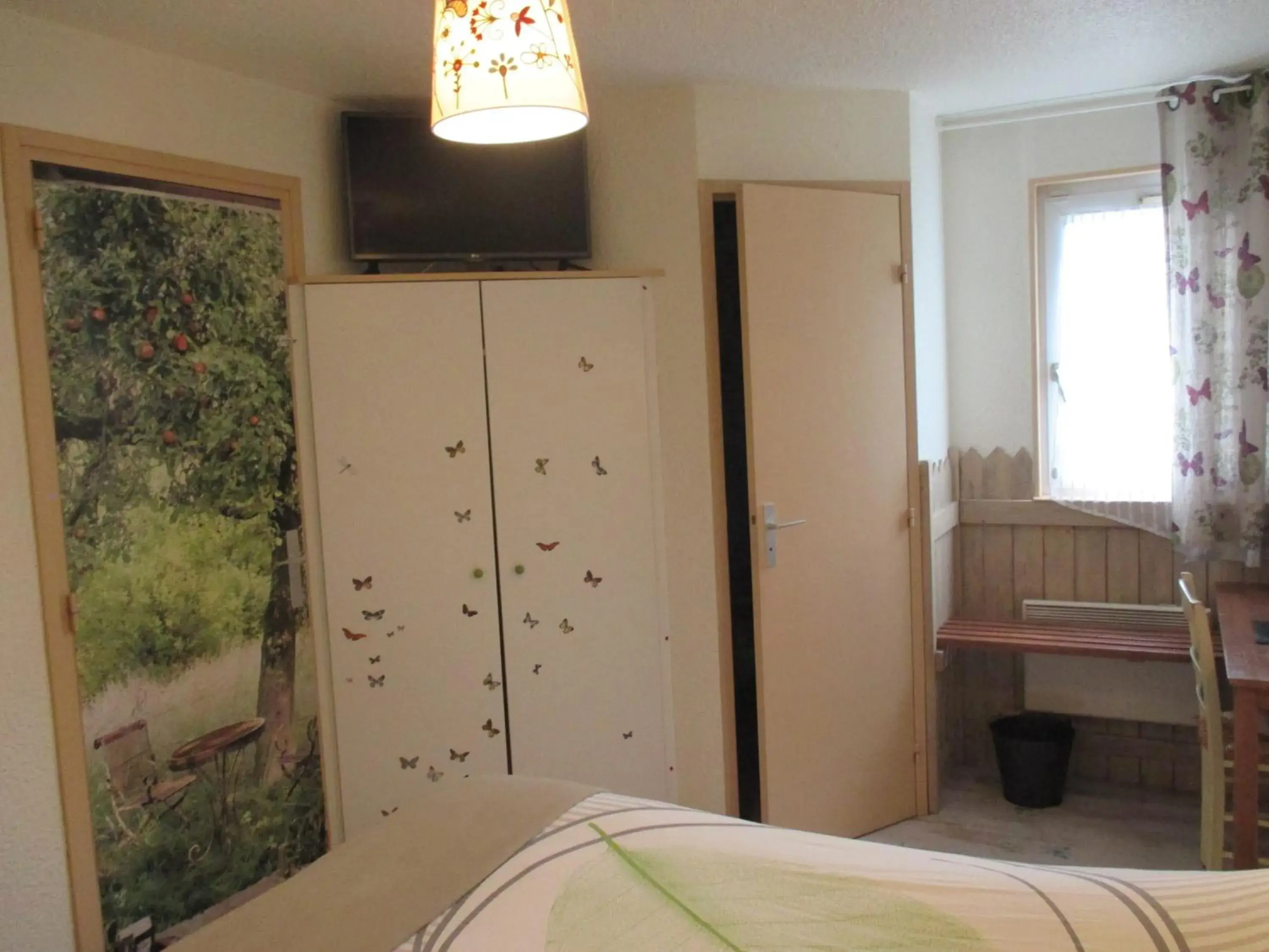 Photo of the whole room, Bed in Contact Hôtel Come Inn