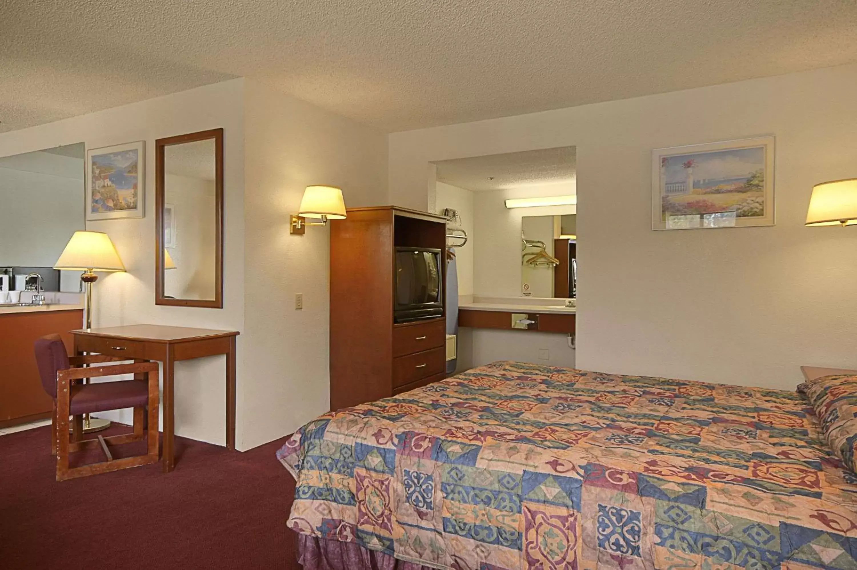 Photo of the whole room, Bed in Days Inn by Wyndham Fresno South