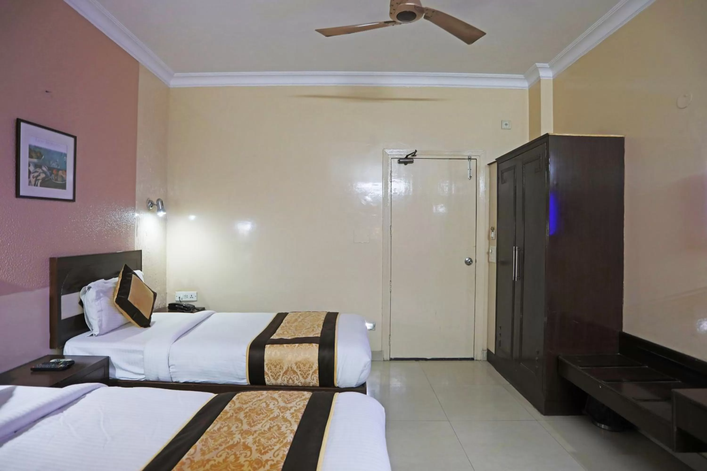Bedroom in Hotel The Tourist - 1 min from New Delhi Railway Station