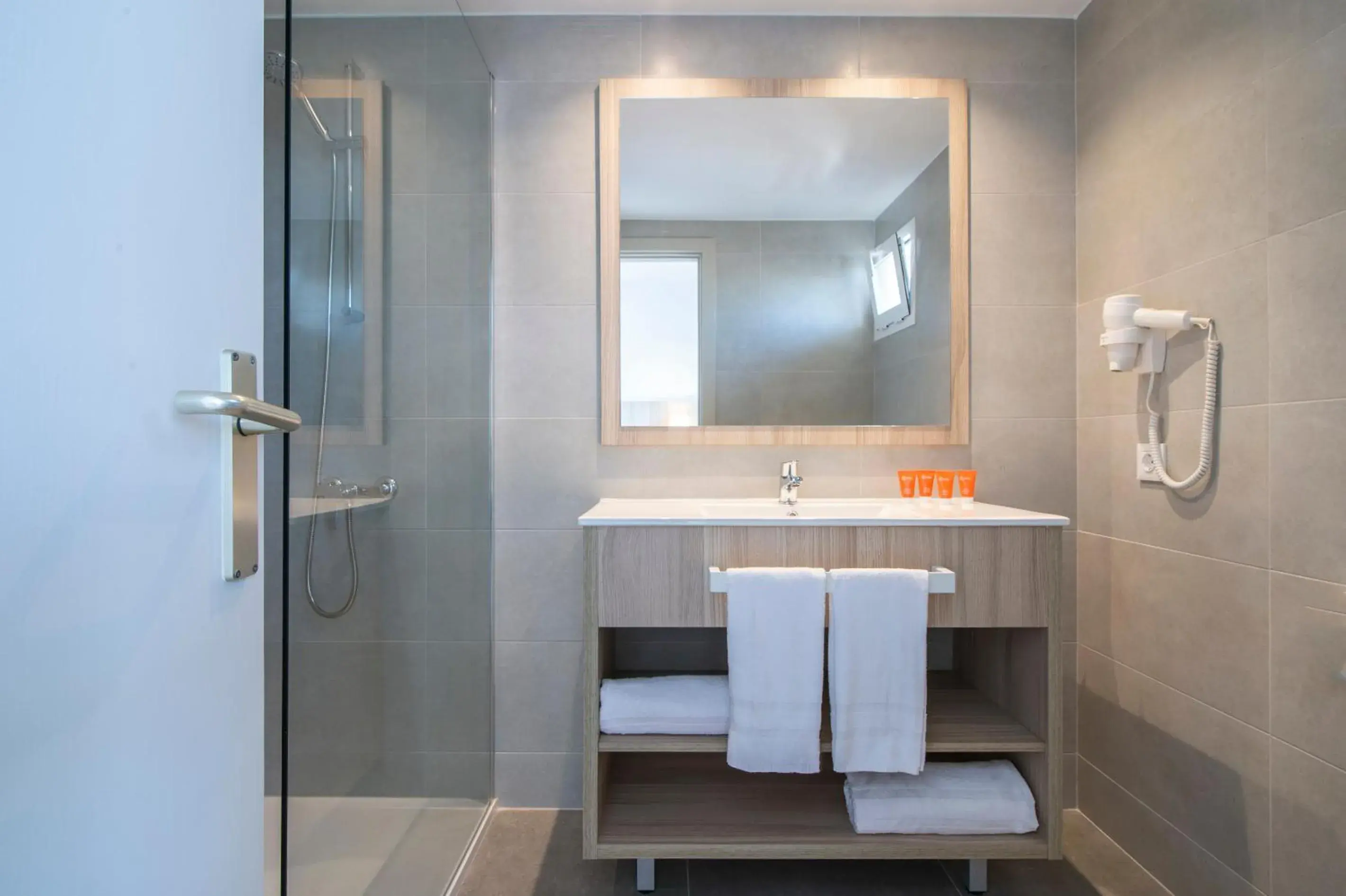 Shower, Bathroom in Hotel Vistamar by Pierre & Vacances