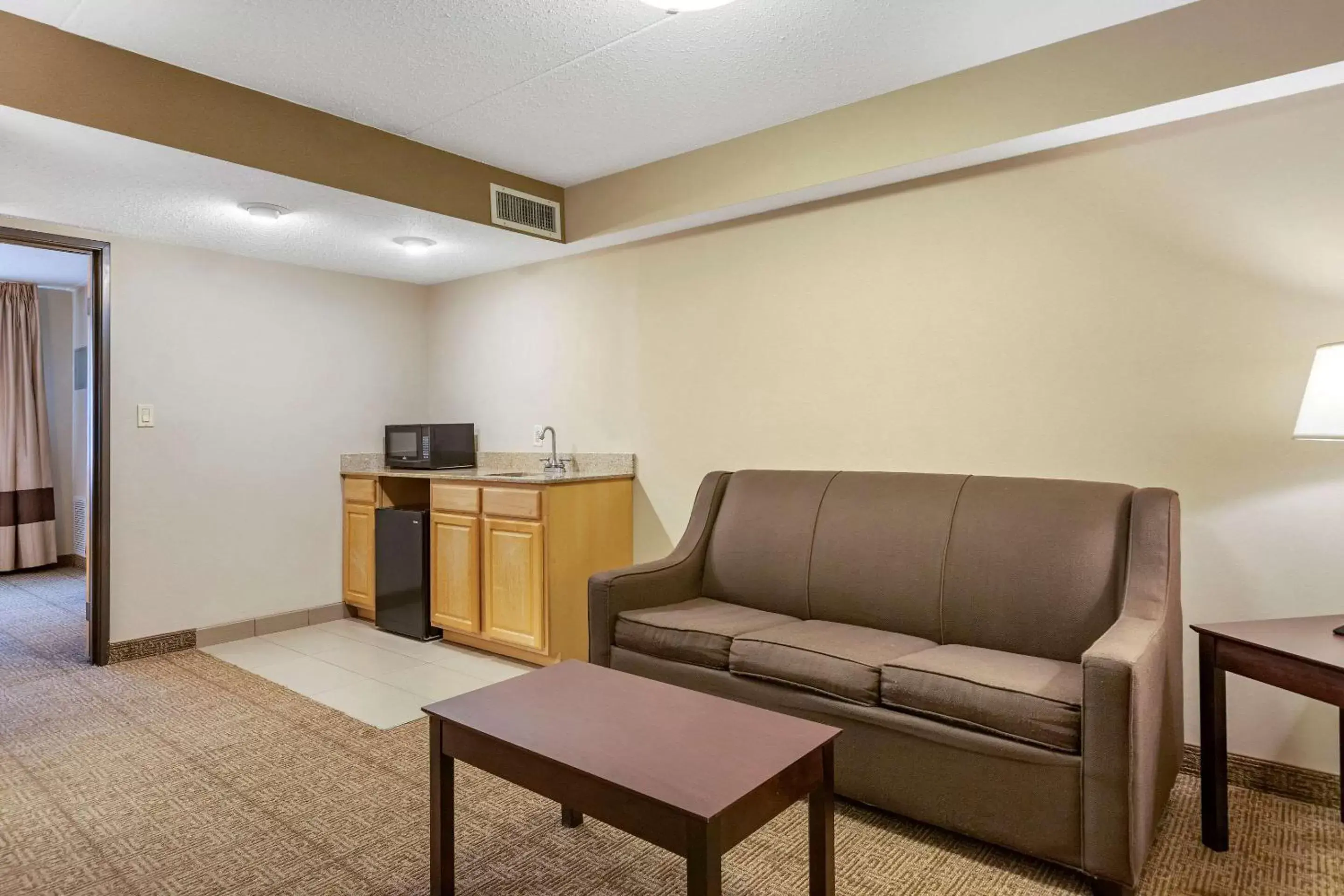 Photo of the whole room, Seating Area in Comfort Inn Lansing