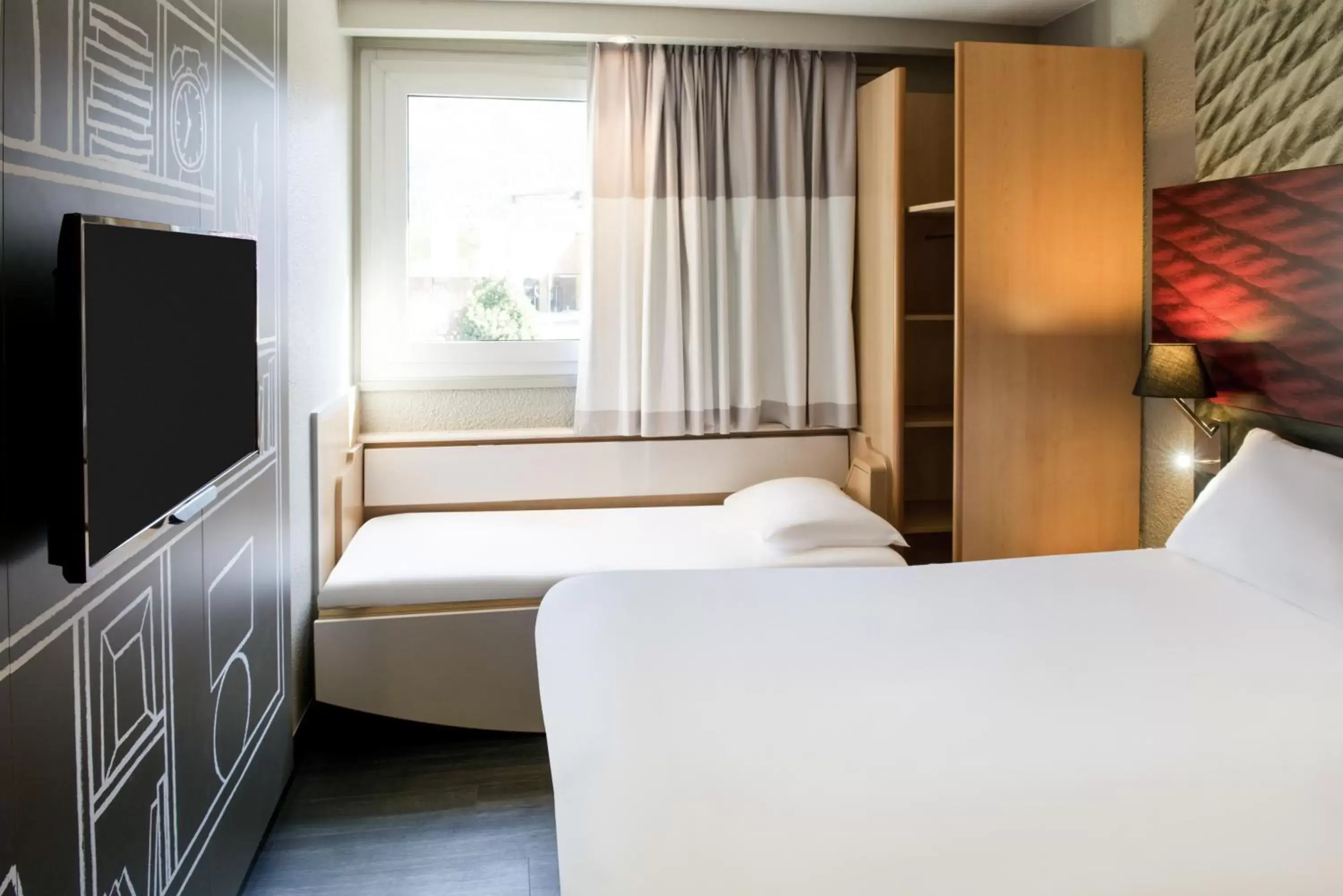 Standard Room with One Double Bed and One Single Bed in Ibis Hôtel Sallanches