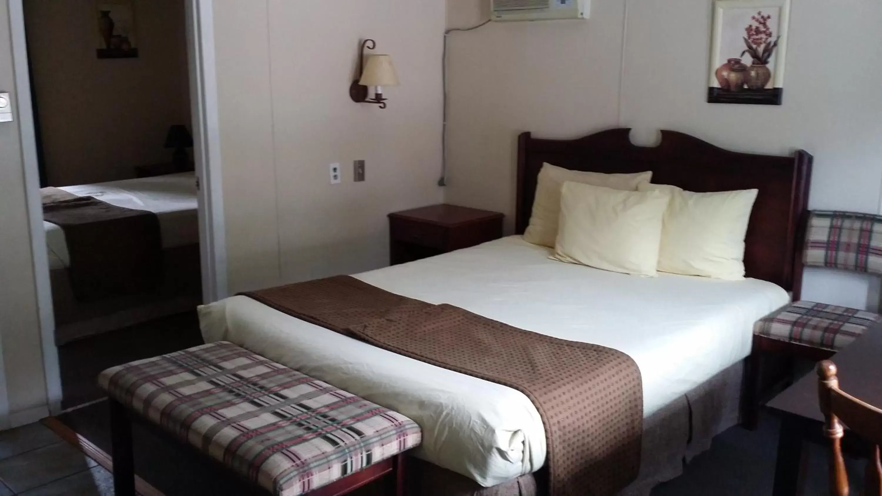 Bed, Room Photo in AppleTree Inn